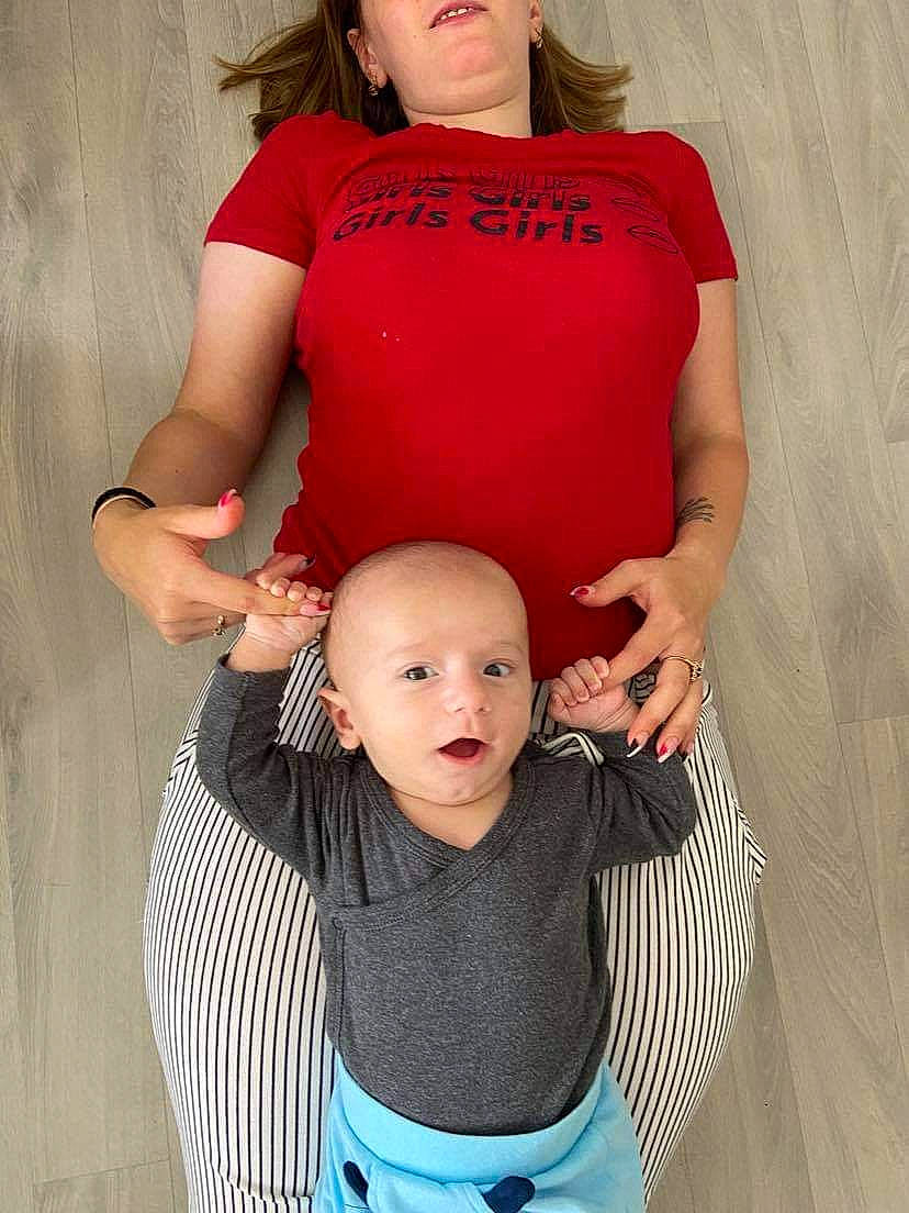 Andy participe au concours pour gagner de l'argent avec cette photo : arm, baby_toddler_clothing, clothing, face, gesture, hair, hairstyle, hand, human, human_body, joint, muscle, neck, person, photograph, shoulder, skin, sleeve, standing, textile