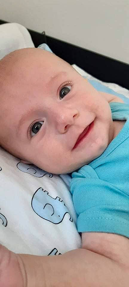 Andy participe au concours pour gagner de l'argent avec cette photo : baby, baby_toddler_clothing, cheek, child, chin, comfort, eyebrow, eyelash, facial_expression, finger, happy, iris, lip, mouth, nose, person, product, skin, sleeve, smile