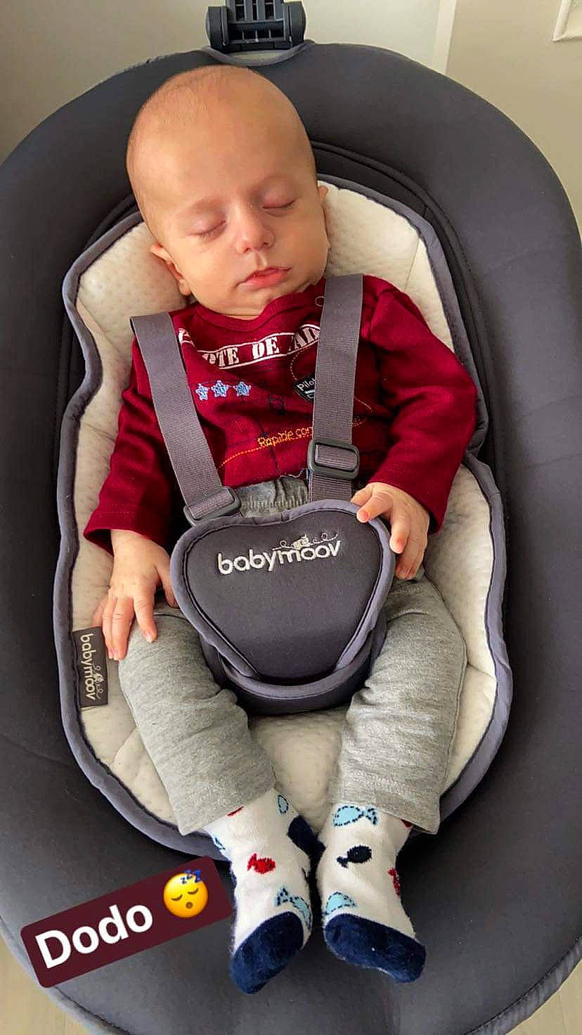 Andy participe au concours pour gagner de l'argent avec cette photo : auto_part, baby, baby_carriage, baby_products, baby_safety, baby_toddler_clothing, car_seat, carmine, chair, child, comfort, gesture, leg, magenta, person, personal_protective_equipment, product, sitting, sleeve, sneakers