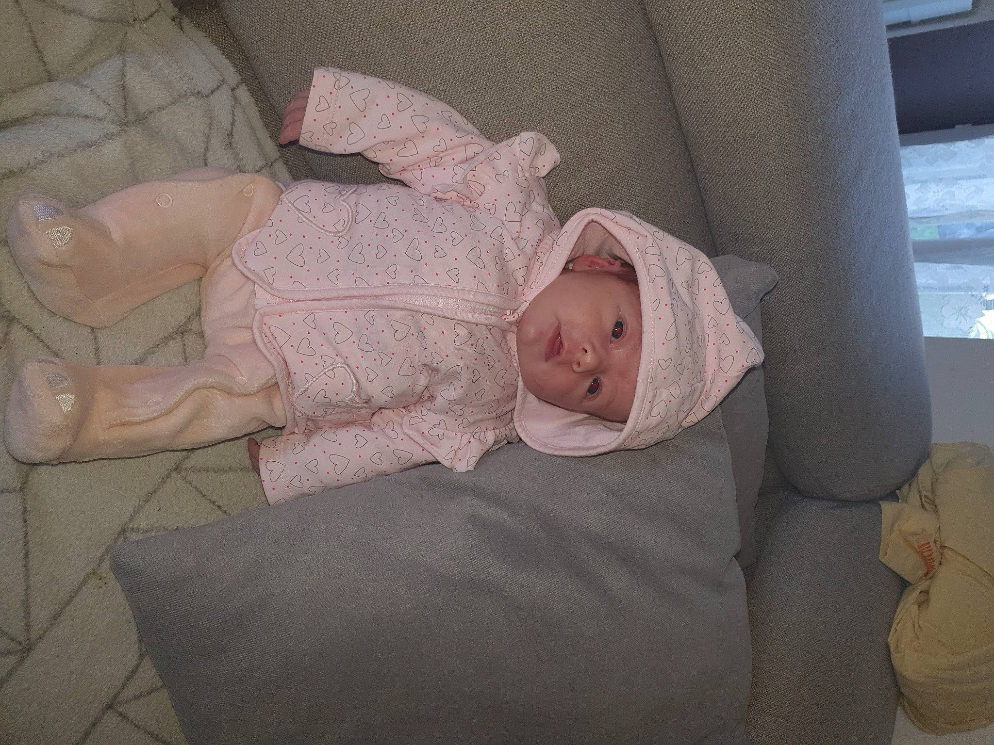 Layana participe au concours pour gagner de l'argent avec cette photo : baby, baby_products, baby_toddler_clothing, child, comfort, foot, hat, headwear, linens, nap, person, room, sitting, skin, sleep, toddler, wood