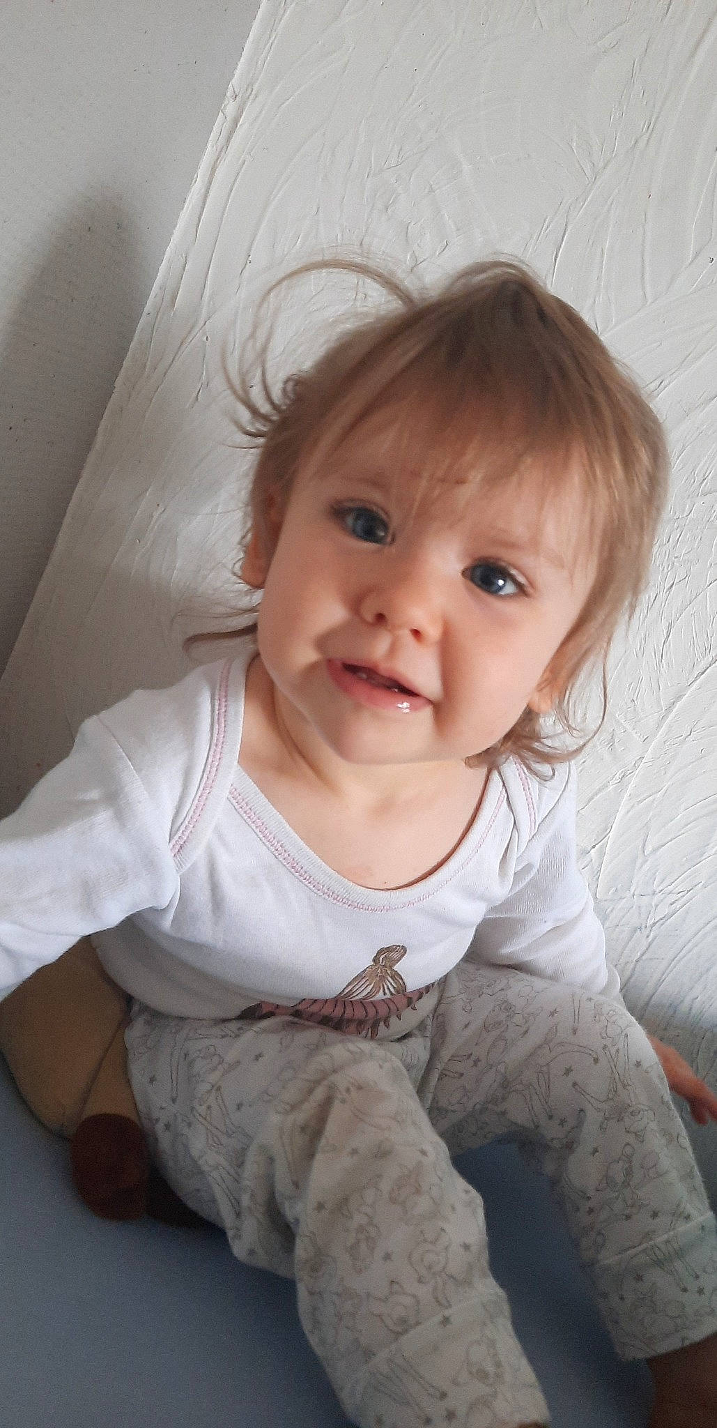 Lynna a rejoint le concours — aidez-le/la à gagner de superbes lots ! baby, baby_toddler_clothing, cheek, child, comfort, eye, flash_photography, flooring, happy, head, iris, linens, lip, person, portrait_photography, sitting, skin, sleeve, smile, t_shirt