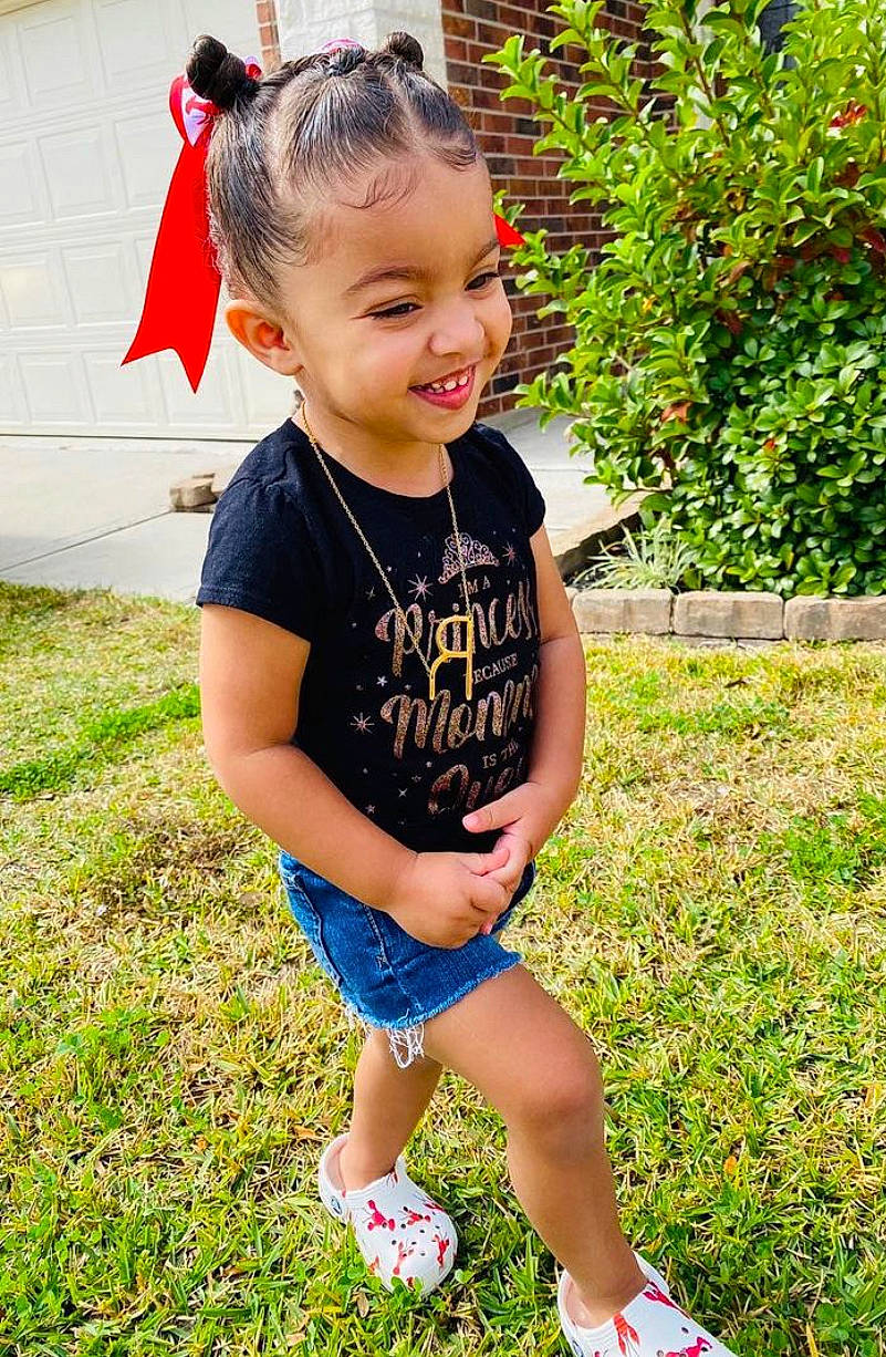 Rhy is registered to the contest to win money with this photo: baby_toddler_clothing, child, electric_blue, fun, garden, grass, hairstyle, happy, lawn, leisure, people_in_nature, person, plant, recreation, sandal, shorts, smile, spring, summer, t_shirt