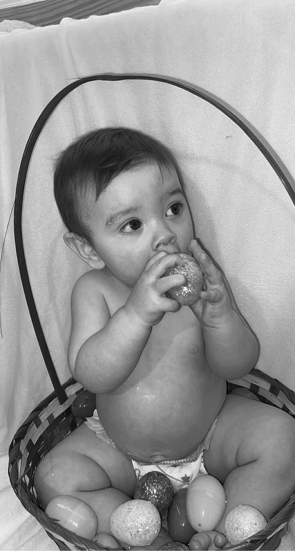 Kysen is registered to the contest to win money with this photo: arm, black, cheek, ear, eye, eyebrow, eyelash, face, hair, hand, head, human_body, iris, jaw, leg, lip, mouth, neck, nose, person