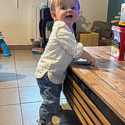 Maylone a rejoint le concours — aidez-le/la à gagner de superbes lots ! child, toddler, smile, standing, sneakers, jeans, white_shirt, wooden_table, coffee_table, tile_floor, window, cat, radiator, indoor, phone, container, toy, plant, joyful, portrait