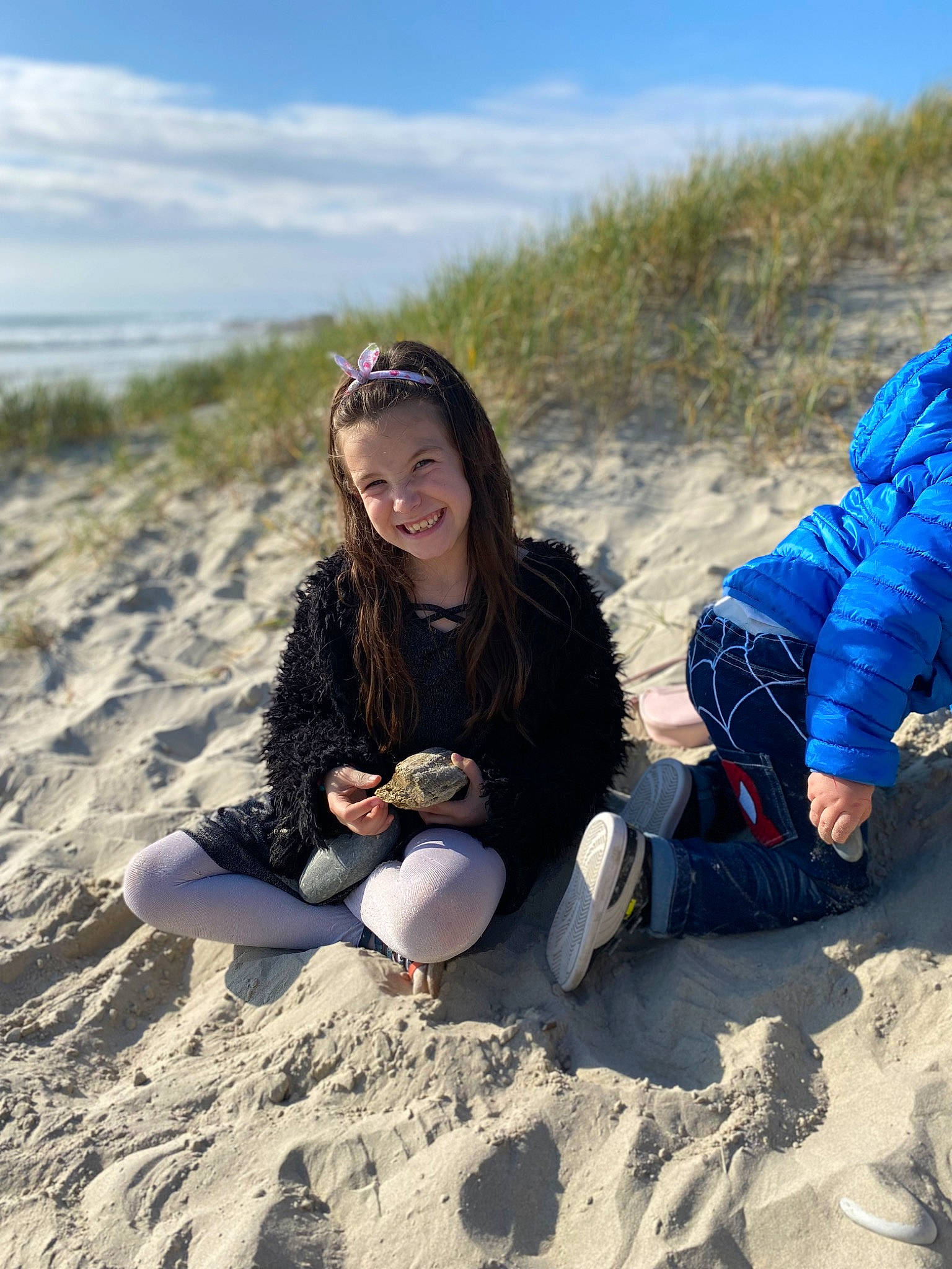 Louane participe au concours pour gagner de l'argent avec cette photo : aeolian_landform, ball, beach, cloud, electric_blue, fun, geology, happy, joy, landscape, leisure, outdoor_recreation, people_in_nature, person, recreation, sand, shore, sky, smile, soil