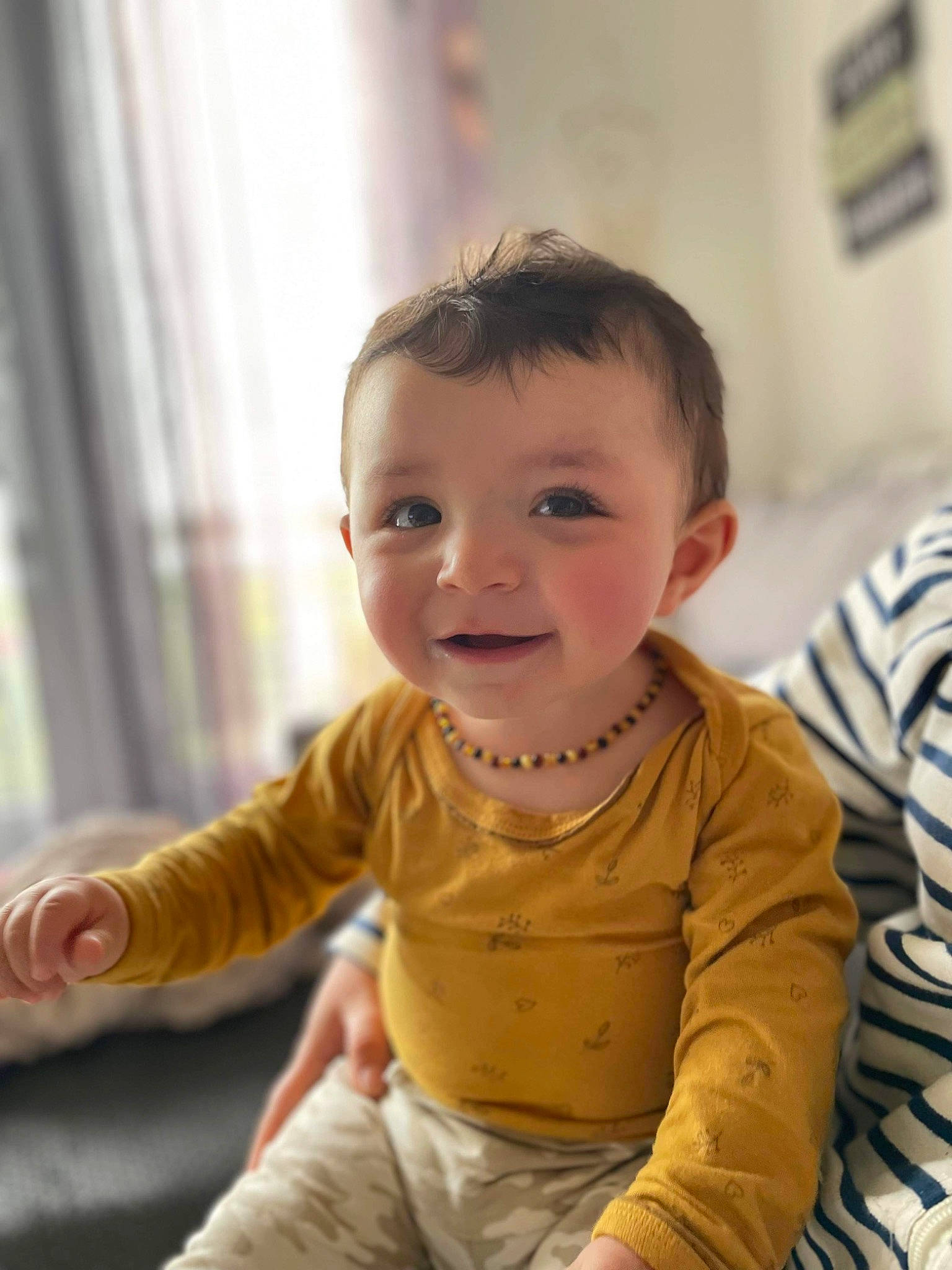 Aylan a rejoint le concours — aidez-le/la à gagner de superbes lots ! baby, baby_toddler_clothing, cheek, chin, eye, face, finger, floor, flooring, hair, hand, happy, head, human_body, iris, nose, person, skin, sleeve, smile