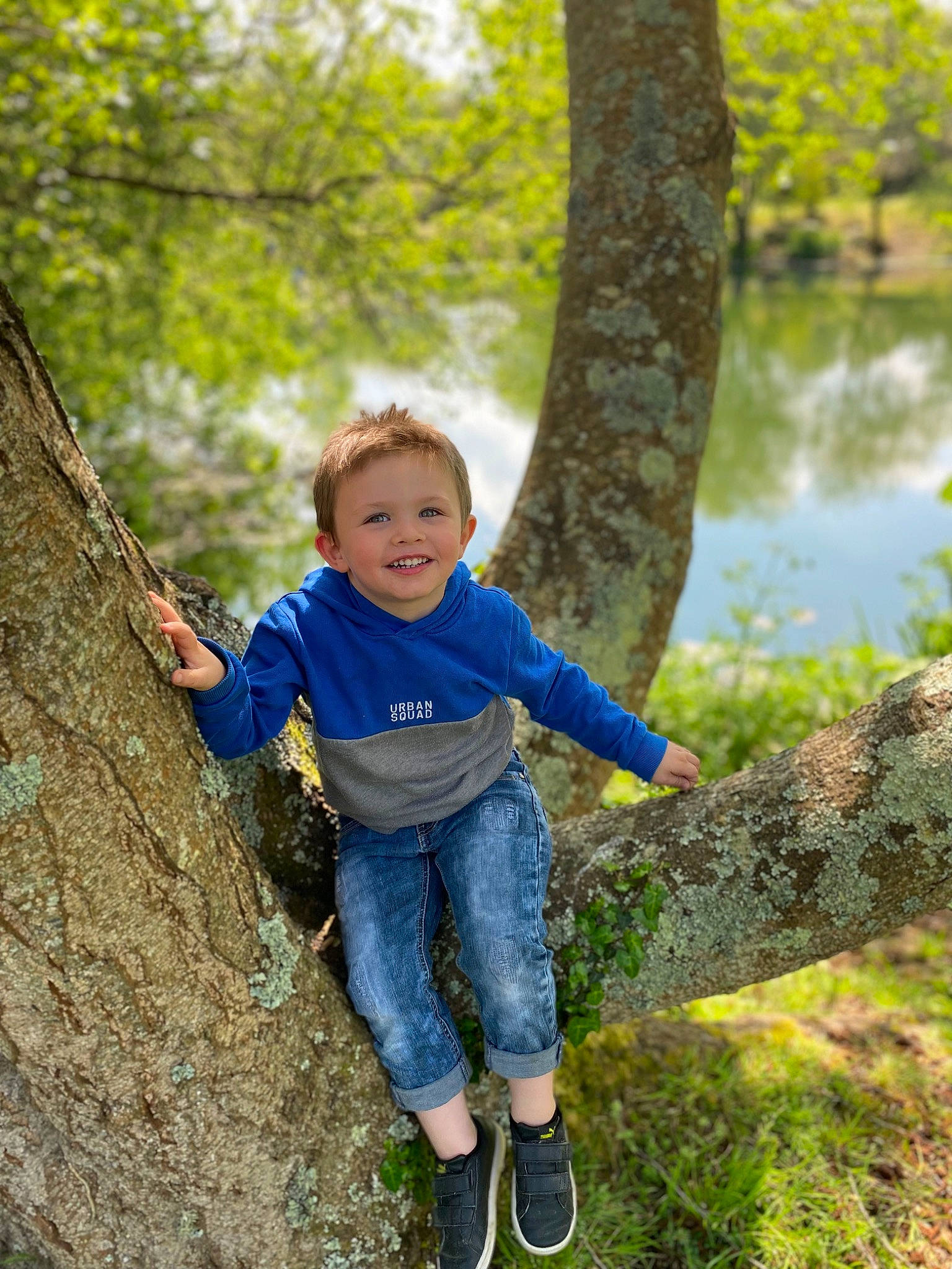 Ewen a rejoint le concours — aidez-le/la à gagner de superbes lots ! botany, branch, denim, electric_blue, forest, grass, happy, jeans, joy, lake, leisure, natural_landscape, people_in_nature, person, plant, recreation, smile, t_shirt, tree, trunk