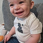 Matteo a rejoint le concours — aidez-le/la à gagner de superbes lots ! baby, casual, child, clothing, couch, cute, face, furniture, happy, home, indoor, infant, jeans, person, portrait, sitting, smiling, toy, white_shirt, young_child