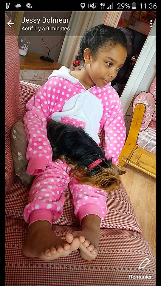 Shaina a rejoint le concours — aidez-le/la à gagner de superbes lots ! black_hair, child, daughter, day, fun, girl, happiness, human, infant, leg, mammal, person, pink, product, sitting, skin, toddler