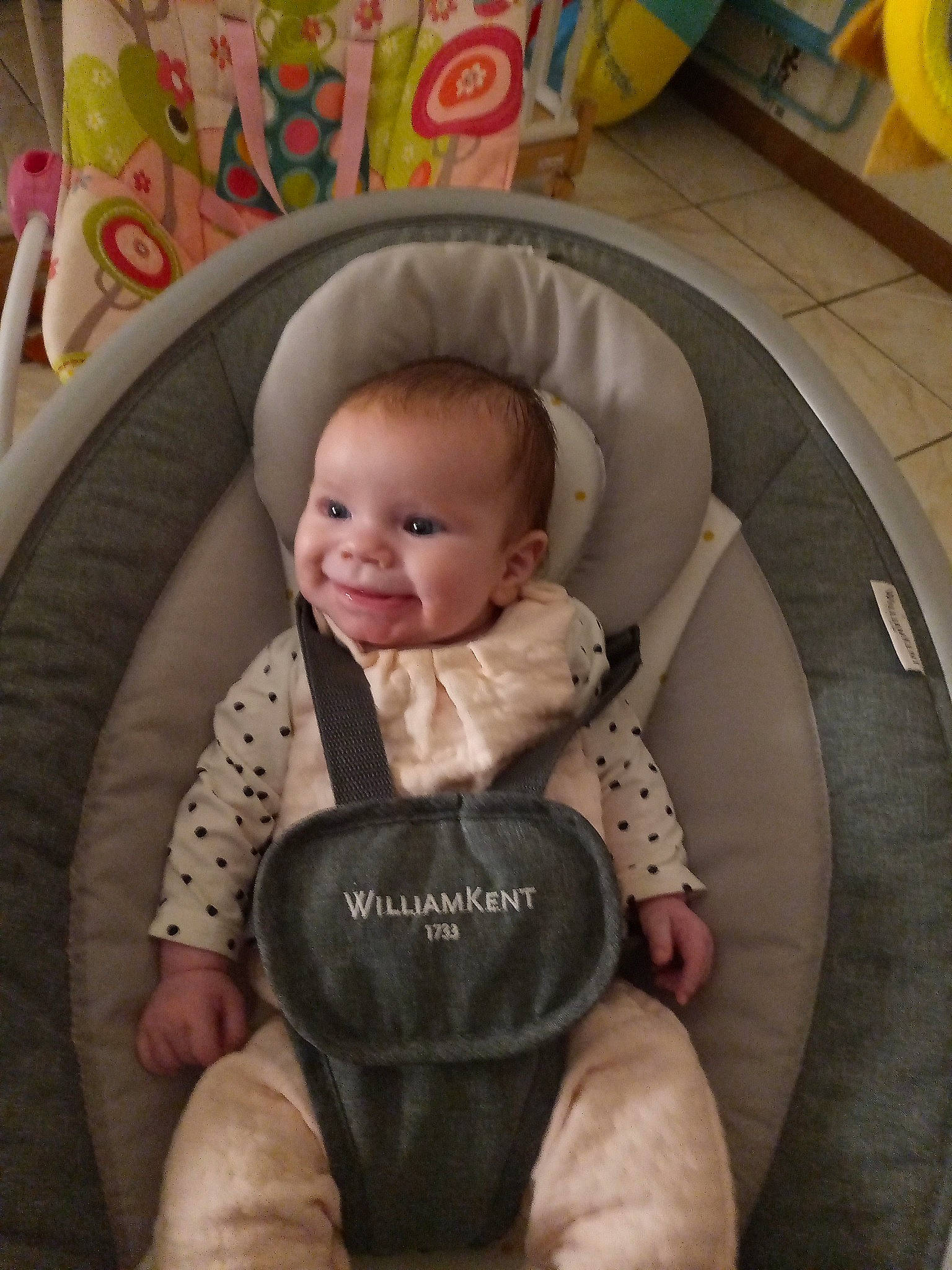 Tara participe au concours pour gagner de l'argent avec cette photo : baby, baby_carriage, baby_in_car_seat, baby_products, baby_safety, baby_toddler_clothing, car_seat, cheek, child, comfort, facial_expression, flooring, hairstyle, head, joy, lap, mouth, person, sitting, skin