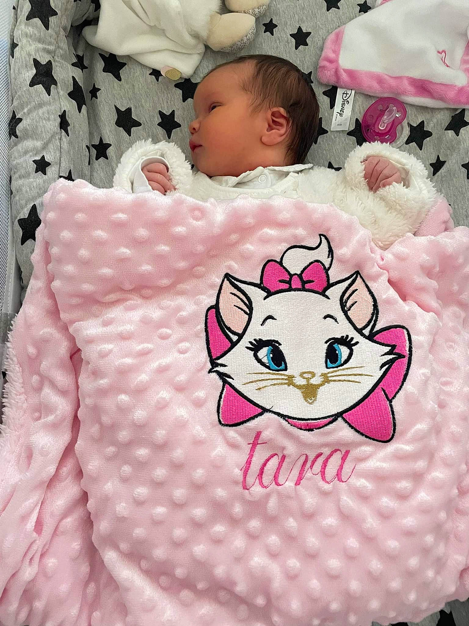 Tara a rejoint le concours — aidez-le/la à gagner de superbes lots ! baby, baby_toddler_clothing, bag, bed_sheet, bedding, carmine, carnivore, cat, comfort, felidae, linens, magenta, pattern, person, pink, product, sleeve, t_shirt, toddler, vertebrate