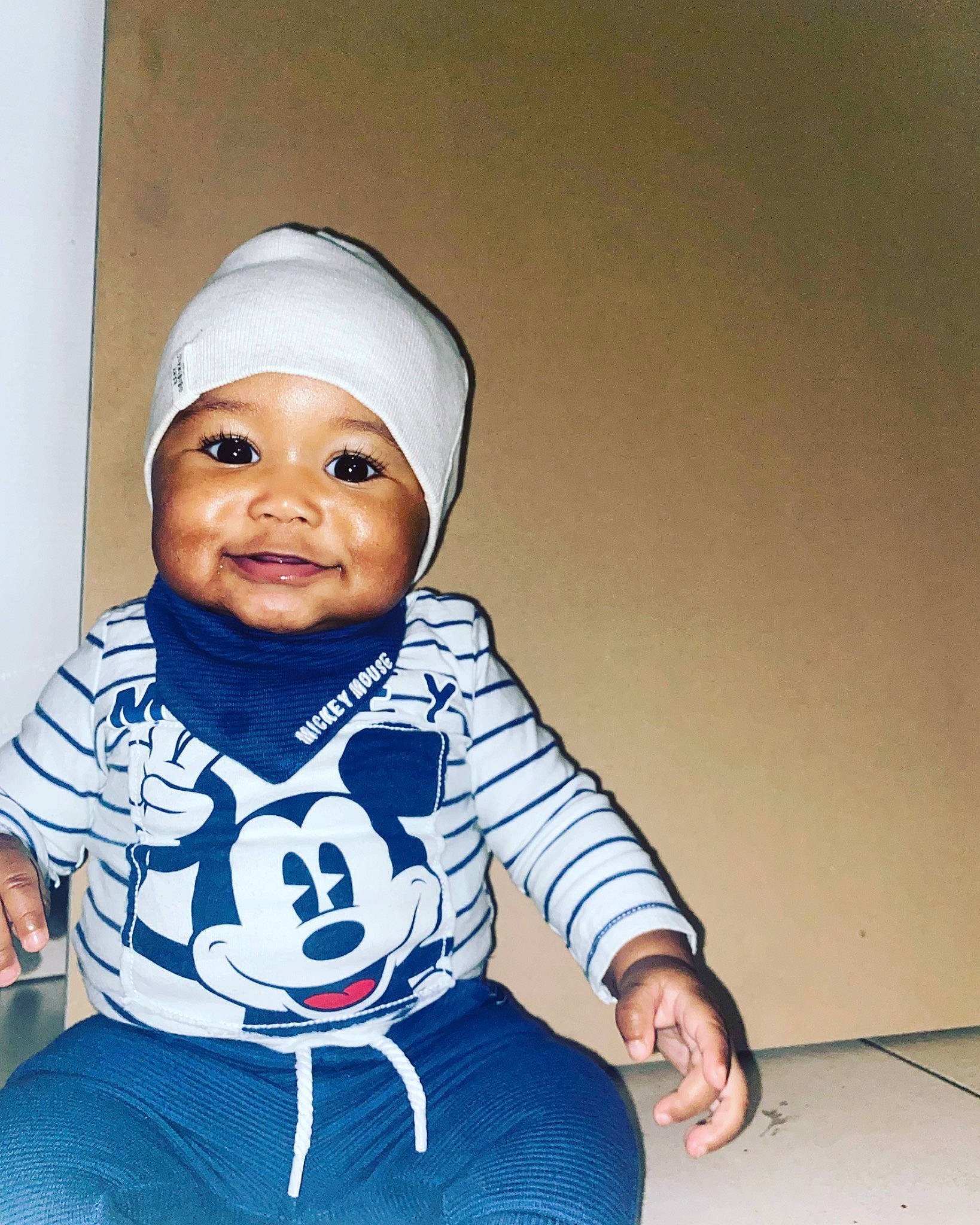 Bryan Rafel a rejoint le concours — aidez-le/la à gagner de superbes lots ! baby, baby_products, baby_toddler_clothing, cap, cheek, child, comfort, electric_blue, eye, fun, happy, hat, head, headwear, human_body, jacket, joy, person, sitting, sleeve