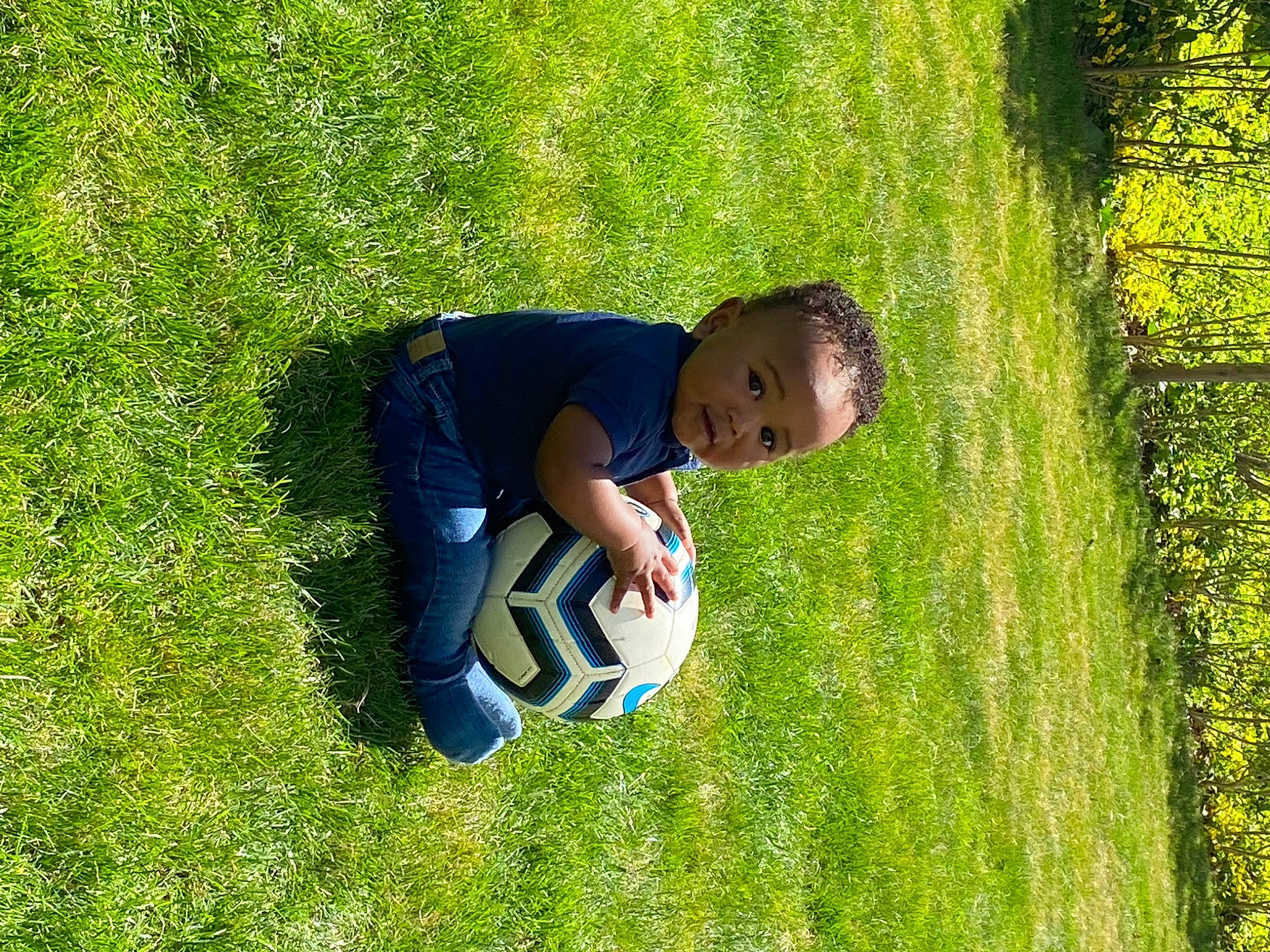Bryan Rafel a rejoint le concours — aidez-le/la à gagner de superbes lots ! ball, football, fun, grass, grass_family, grassland, happy, lawn, leaf, leisure, meadow, people_in_nature, person, plant, player, smile, soccer, soccer_ball, sports_equipment, toddler