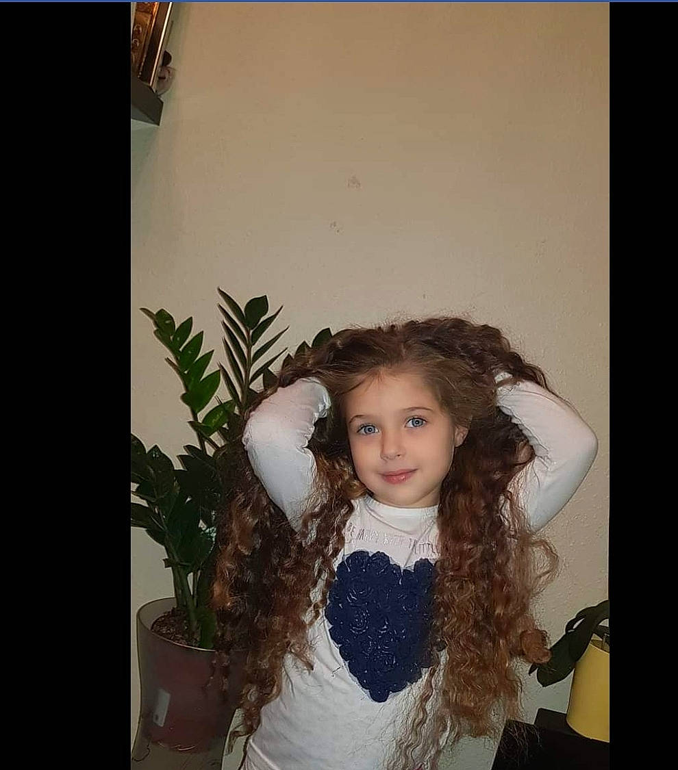 Camila a rejoint le concours — aidez-le/la à gagner de superbes lots ! blond, brown_hair, eyebrow, eyelash, fashion_accessory, fashion_design, flash_photography, fun, fur, hair, happy, human, iris, joy, long_hair, person, plant, portrait_photography, ringlet, room