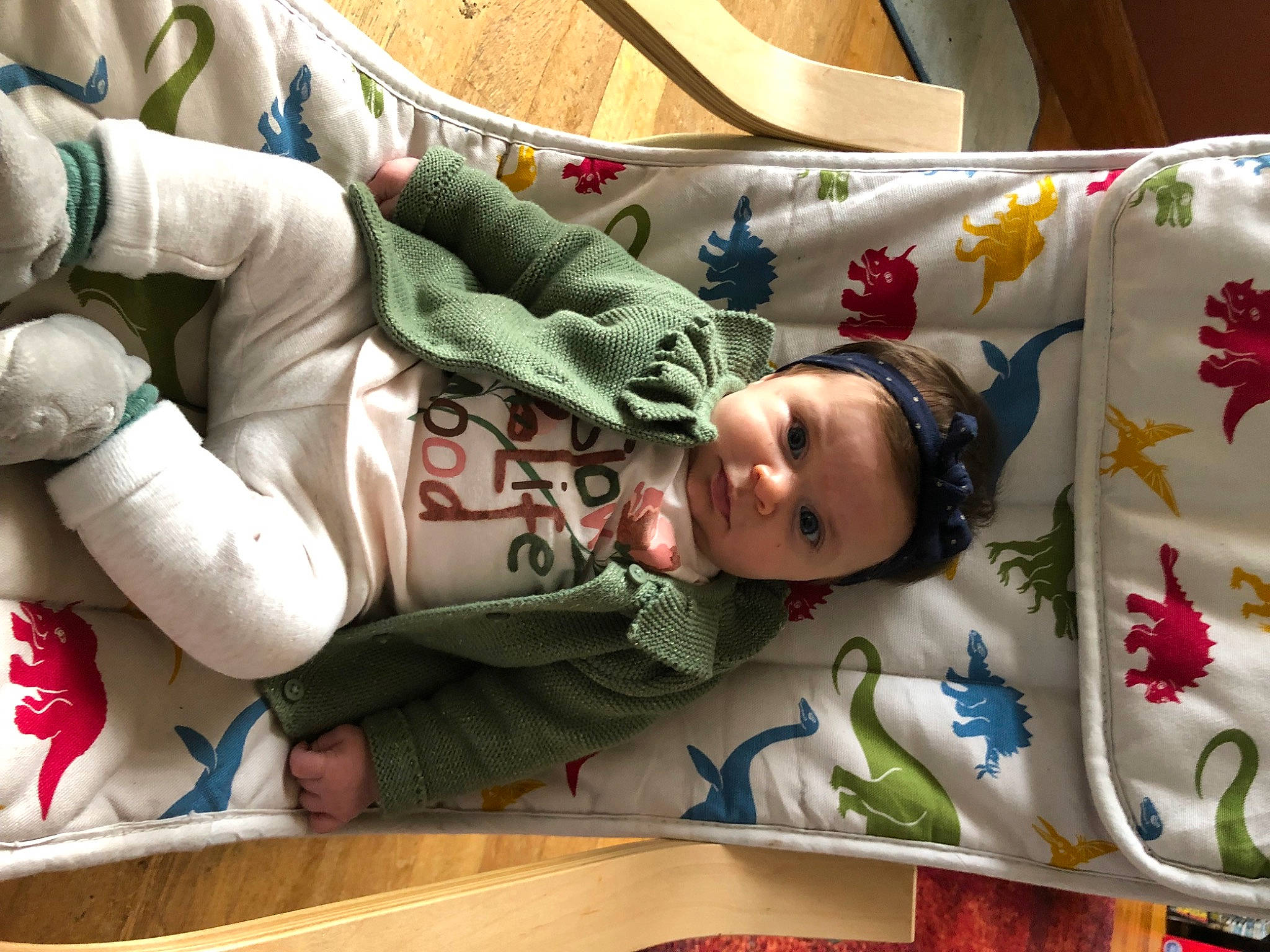 Jeanne a rejoint le concours — aidez-le/la à gagner de superbes lots ! baby, baby_products, bedding, bedtime, blanket, carmine, child, comfort, event, fun, human_leg, linens, nap, pattern, person, room, sleep, smile, textile, toddler