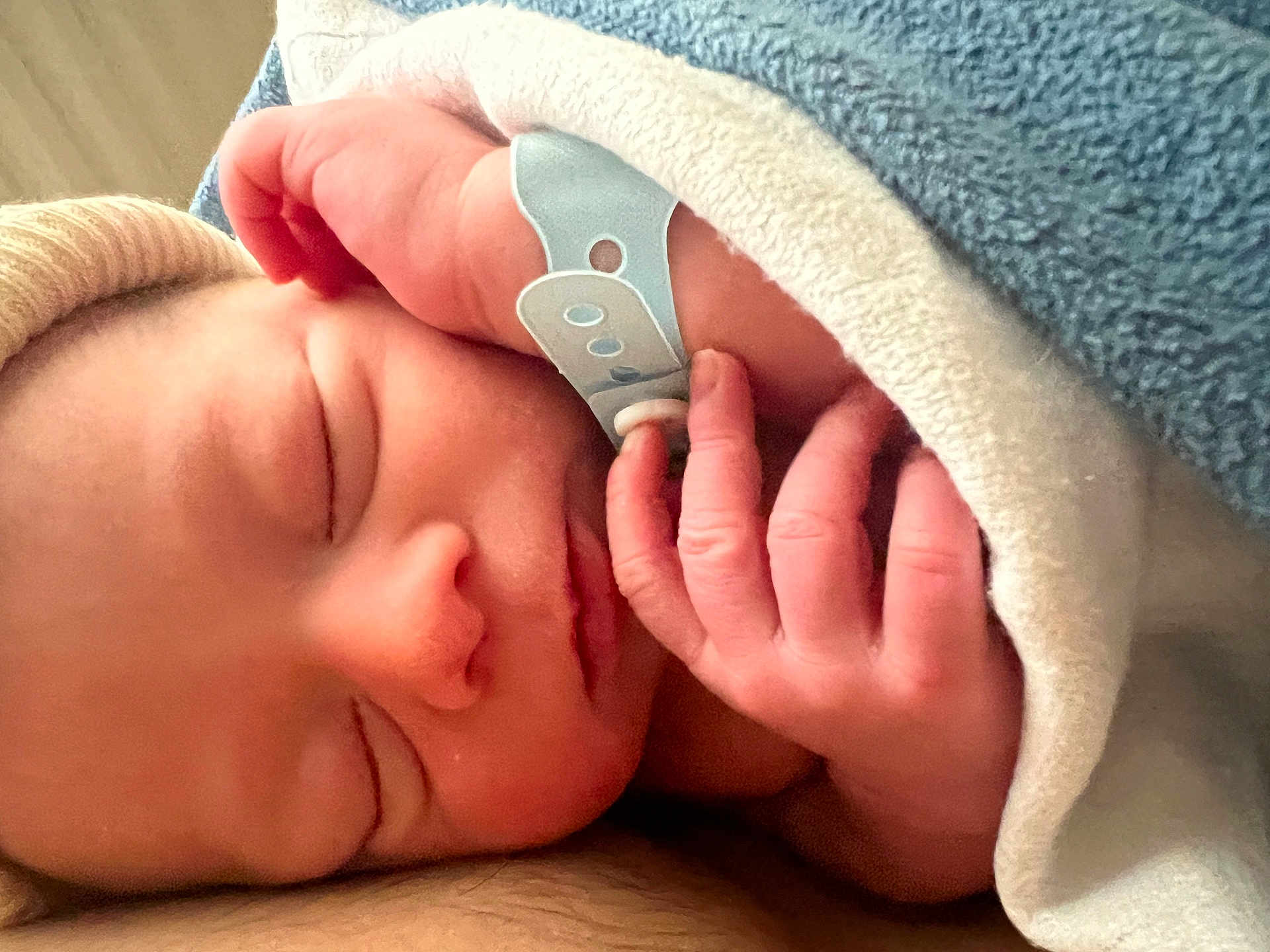 Ayan participe au concours pour gagner de l'argent avec cette photo : newborn, baby, sleeping, blanket, hand, face, skin, cozy, infant, wrapped, peaceful, closeup, soft, fingers, cute, resting, indoors, comfort, portrait, child