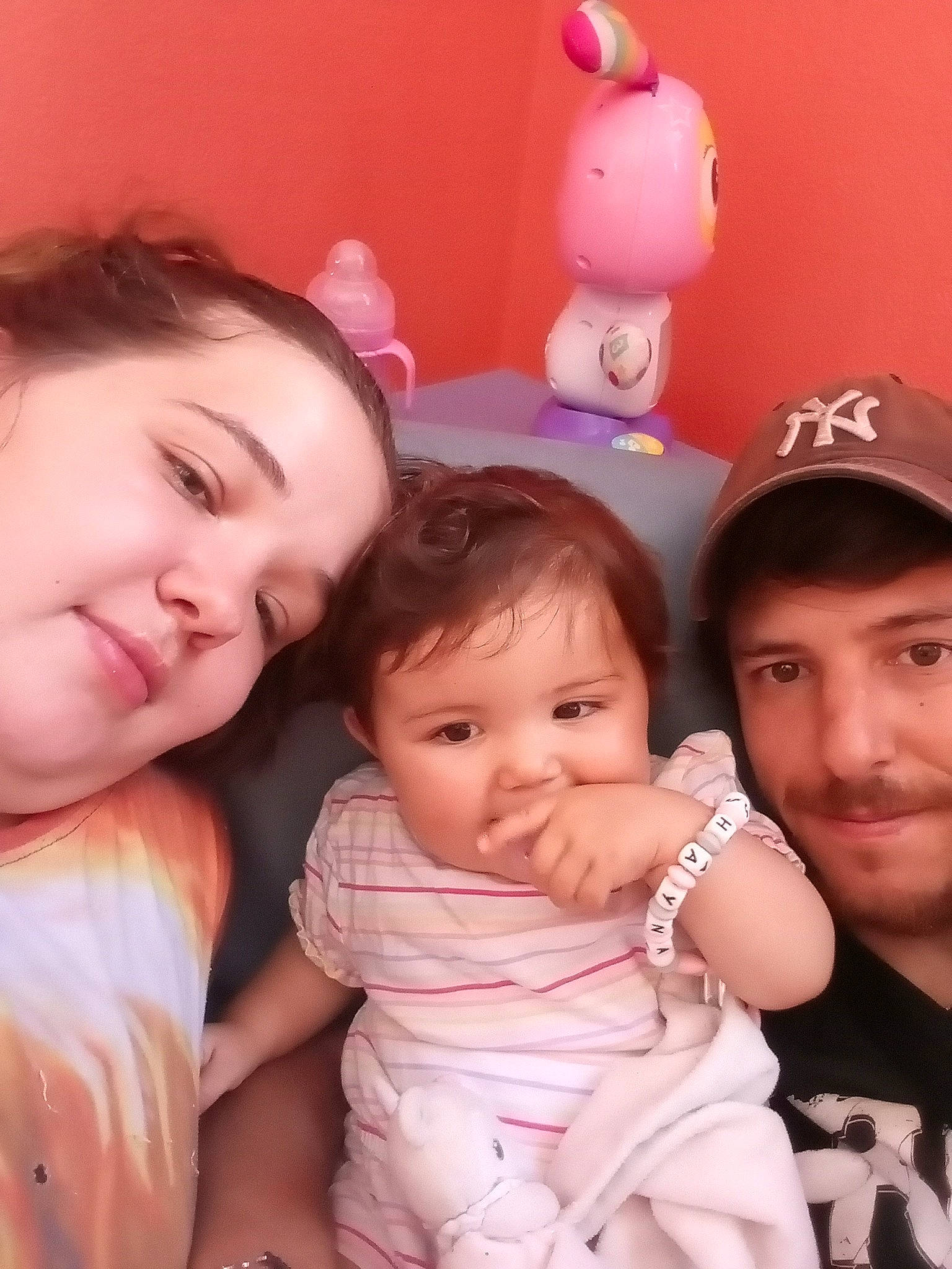 Shayna a rejoint le concours — aidez-le/la à gagner de superbes lots ! arm, cap, cheek, eye, face, facial_expression, gesture, happy, headwear, human_body, interaction, joy, lip, mammal, mouth, nose, organ, person, pink, skin