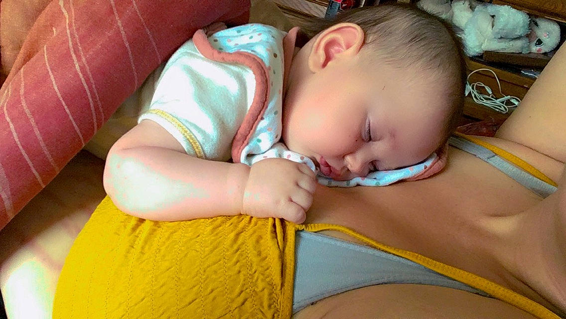 Haley a rejoint le concours — aidez-le/la à gagner de superbes lots ! arm, baby, cheek, comfort, finger, hair, hairstyle, hand, head, human_body, joint, leg, mouth, neck, nose, organ, person, skin, textile, toddler