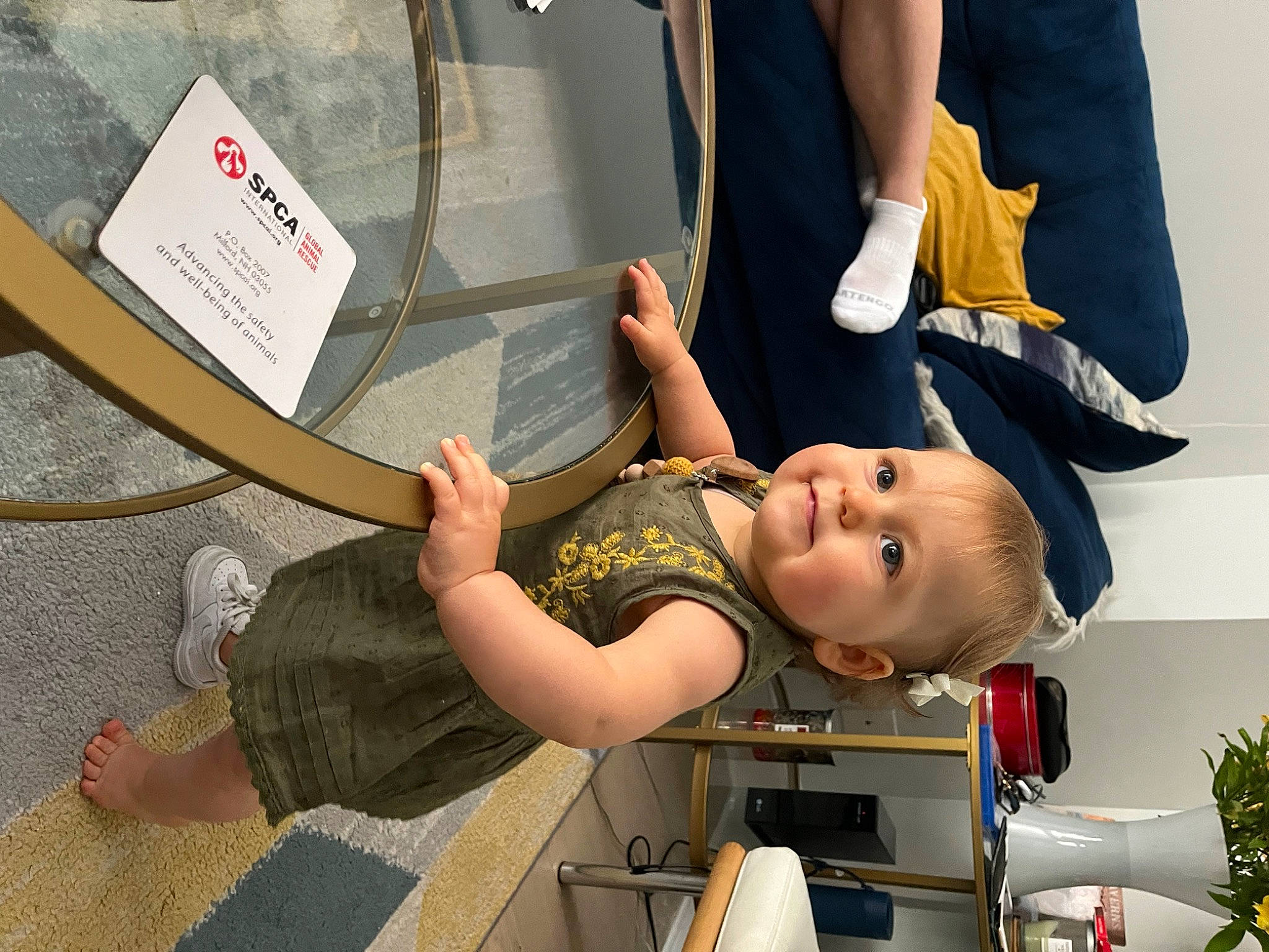 Brooke a rejoint le concours — aidez-le/la à gagner de superbes lots ! animation, baby, baby_products, chair, child, elbow, fun, gesture, hat, houseplant, human_leg, joy, knee, person, plant, room, sandal, smile, thigh, toddler