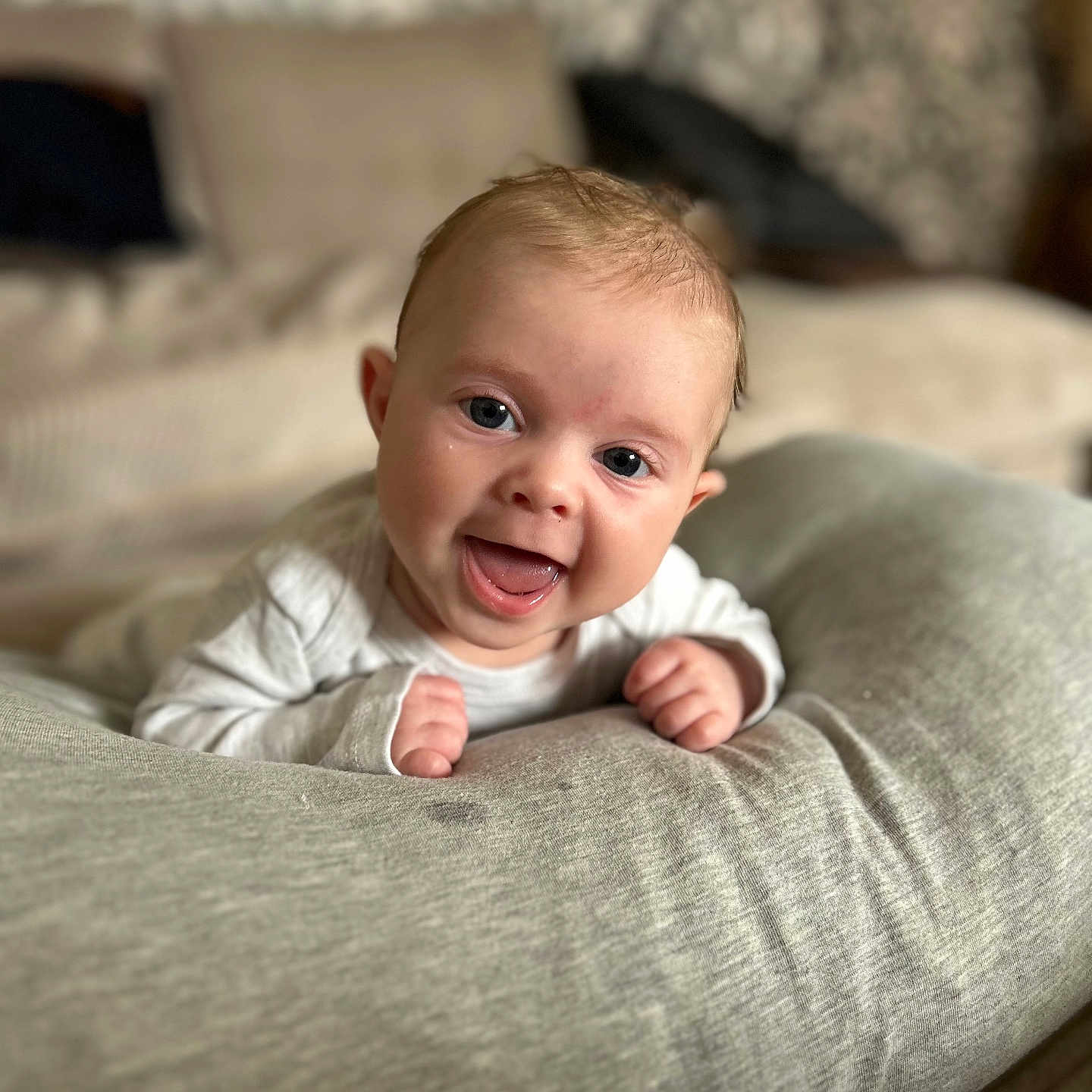 Charlie a rejoint le concours — aidez-le/la à gagner de superbes lots ! baby, child, clothing, cozy, cushion, cute, expression, eyes, face, hands, happy, head, indoors, infant, person, portrait, smiling, soft, warm, young