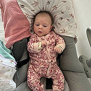 Charlie a rejoint le concours — aidez-le/la à gagner de superbes lots ! baby, baby_seat, blanket, child, clothing, comfortable, cushion, cute, floor, floral_pattern, indoor, infant, newborn, onesie, person, pink, portrait, resting, sock, soft