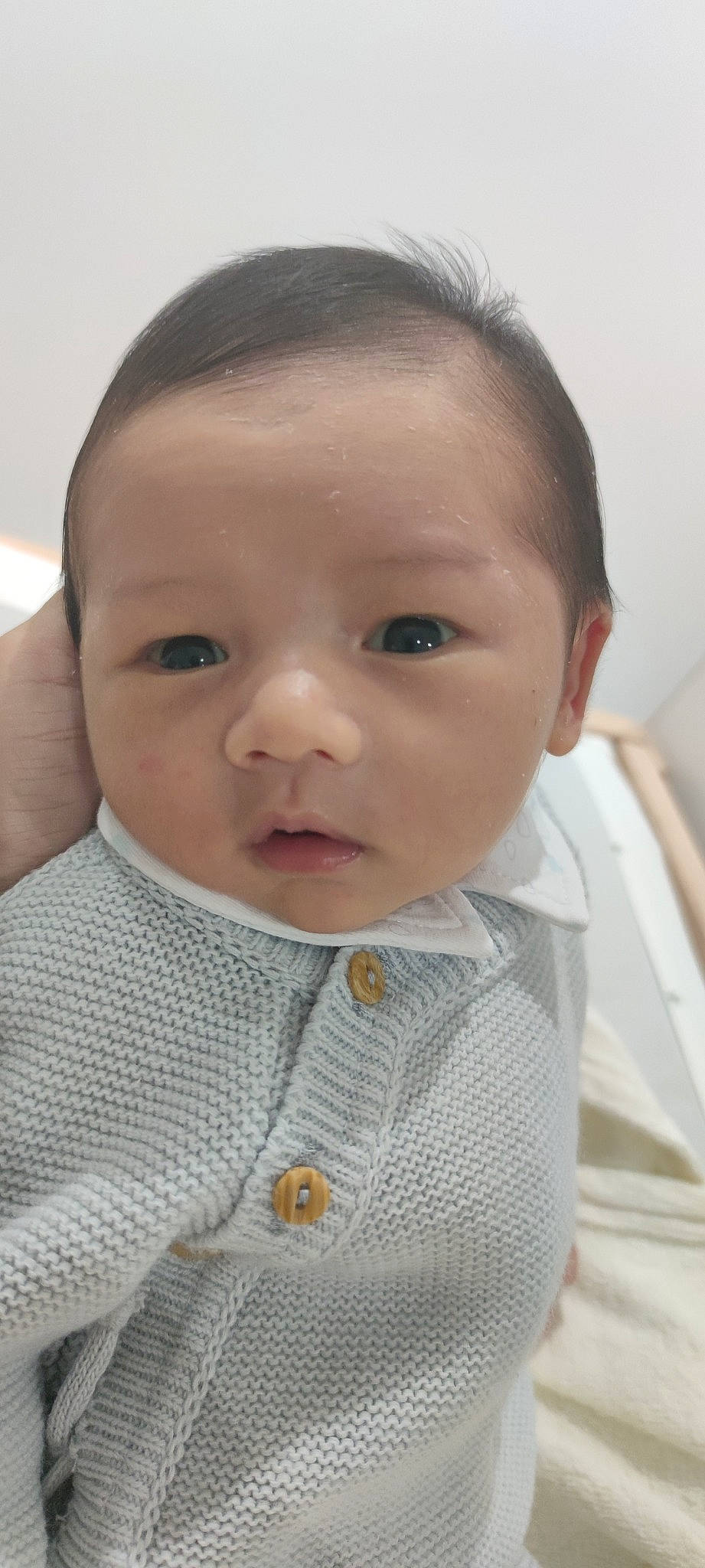 Leo a rejoint le concours — aidez-le/la à gagner de superbes lots ! baby, baby_toddler_clothing, cheek, child, clothing, collar, comfort, eyebrow, eyelash, forehead, happy, human_body, iris, lip, neck, no_expression, nose, person, skin, sleeve