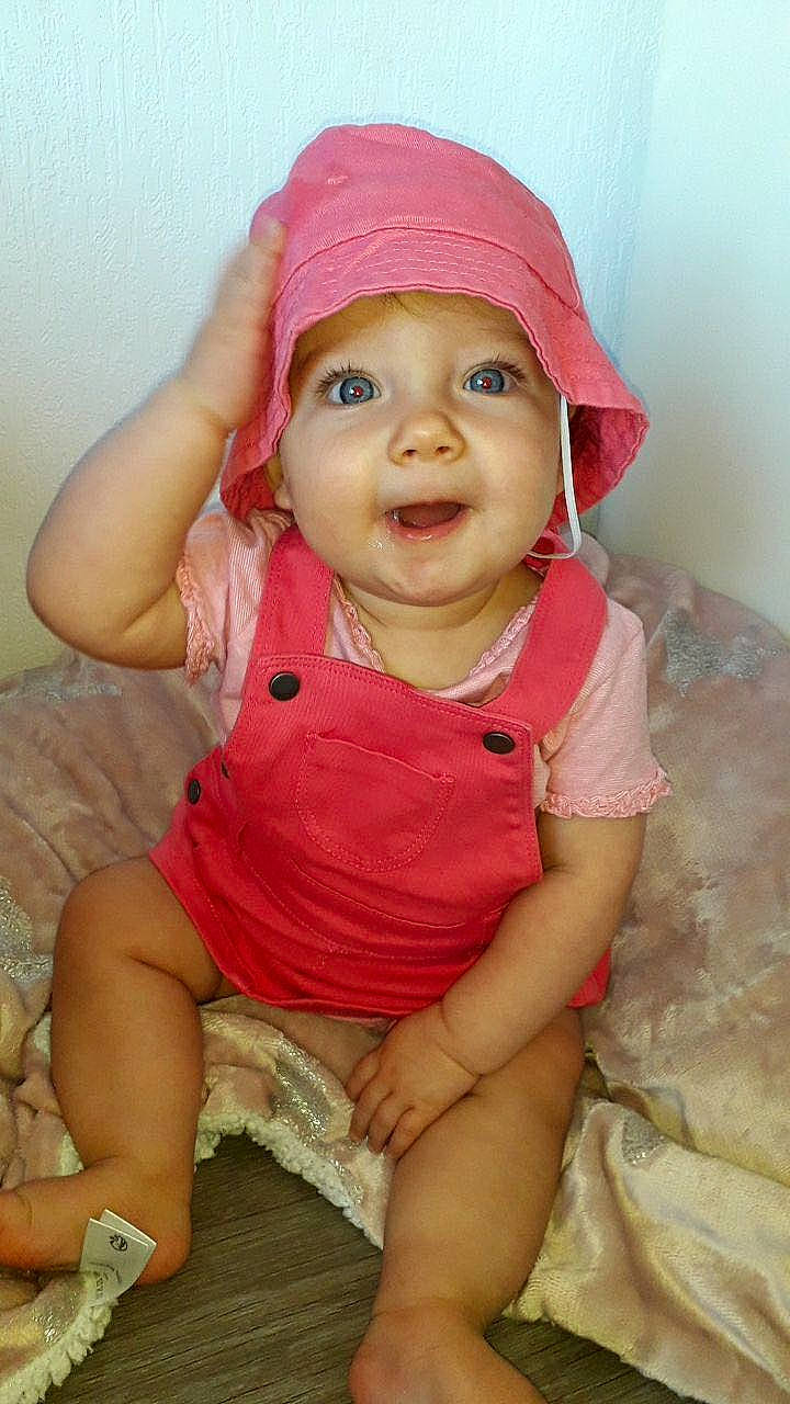 Tahynna a rejoint le concours — aidez-le/la à gagner de superbes lots ! baby, baby_toddler_clothing, cap, cheek, child, chin, dress, eye, face, happy, headwear, iris, lip, magenta, mouth, nose, person, pink, skin, sleeve