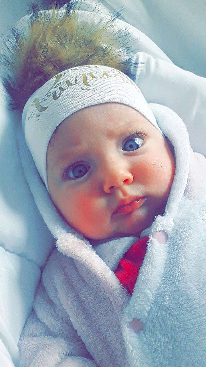 Tahynna participe au concours pour gagner de l'argent avec cette photo : baby, baby_toddler_clothing, cap, cheek, child, close_up, comfort, eyebrow, eyelash, fashion_accessory, freezing, happy, hat, headwear, iris, knit_cap, lip, nose, person, textile