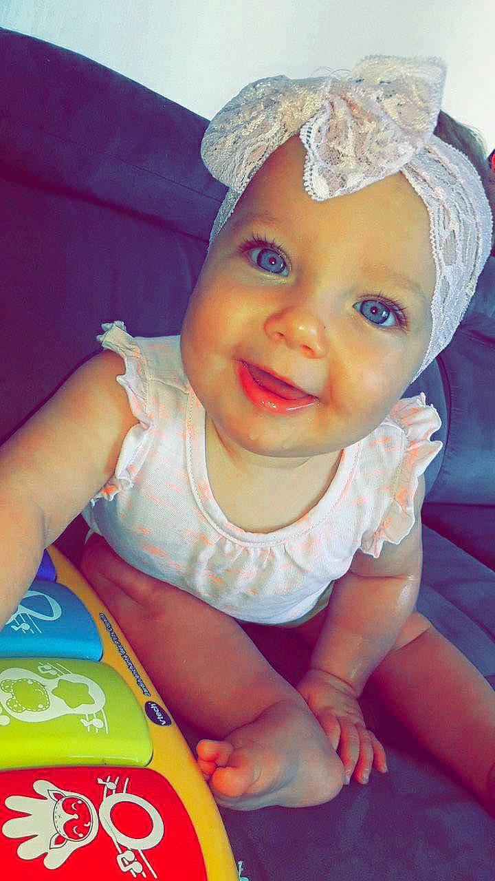 Tahynna a rejoint le concours — aidez-le/la à gagner de superbes lots ! baby, baby_toddler_clothing, blue, cheek, chin, clothing, eye, eyebrow, finger, happy, hat, head, headwear, iris, joy, lip, person, pink, skin, smile