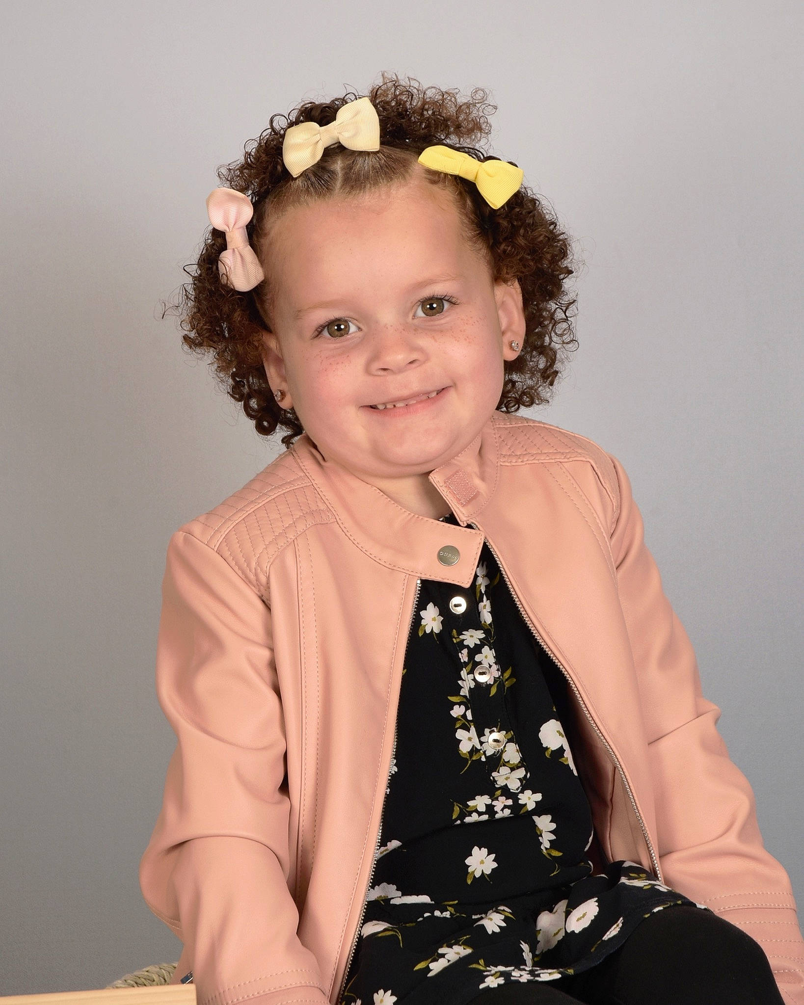 Guinda is registered to the contest to win money with this photo: baby_toddler_clothing, child, day_dress, embellishment, face, fashion_design, flash_photography, formal_wear, hair, happy, headband, headpiece, human_body, iris, jewellery, joy, neck, person, shoulder, sleeve