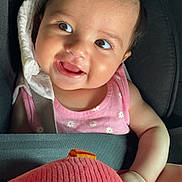 Lara a rejoint le concours — aidez-le/la à gagner de superbes lots ! arm, baby, car_seat, cheeks, child, closeup, cute, eyes, face, hair, happy, indoor, infant, person, pink_clothing, plush_toy, seatbelt, skin, smile, toy