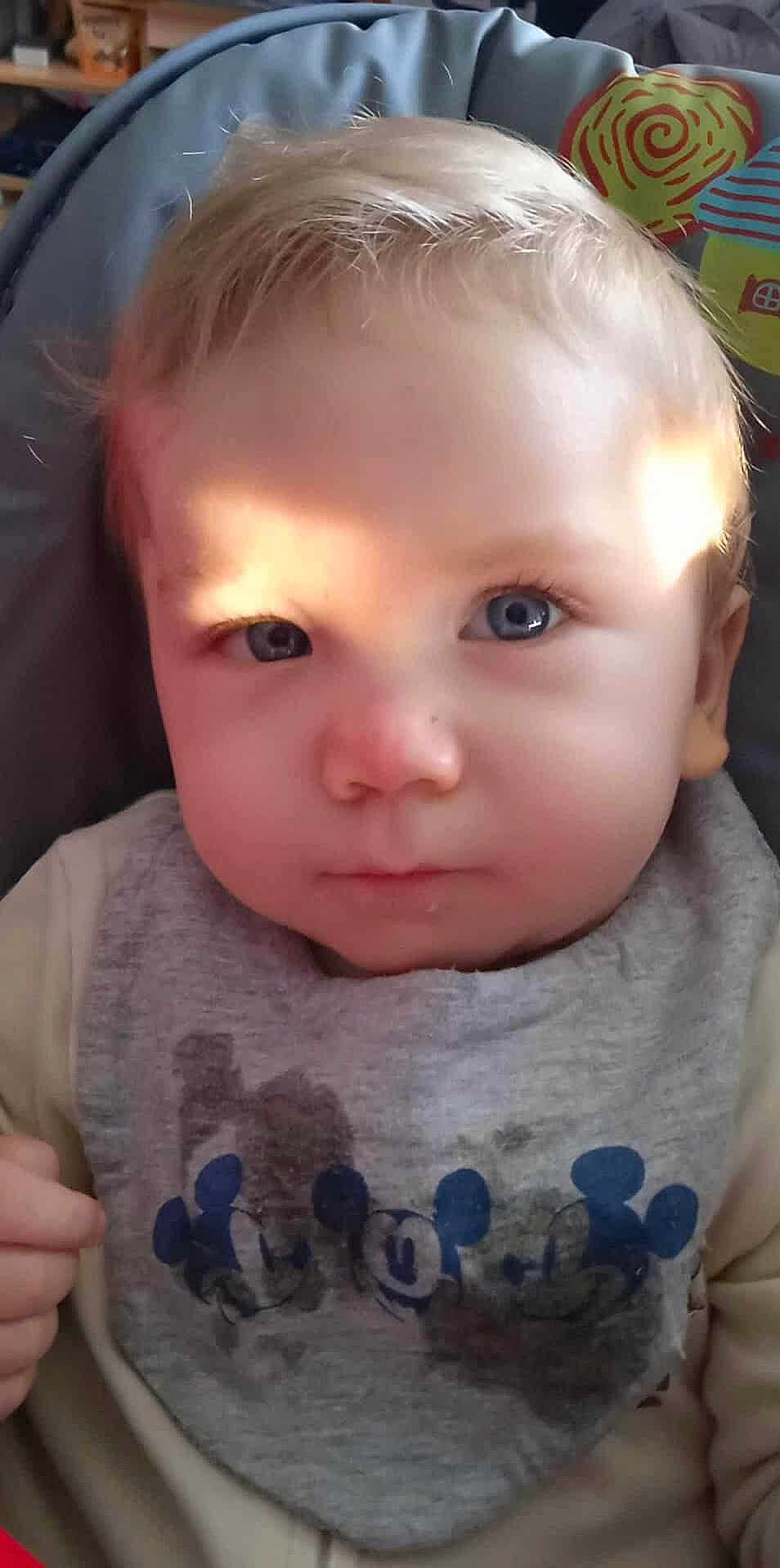 Graham participe au concours pour gagner de l'argent avec cette photo : baby, child, face, blue_eyes, bib, clothing, closeup, expression, indoor, person, portrait, serious, young_child, sitting, light, natural_light, cute, infant, head, skin