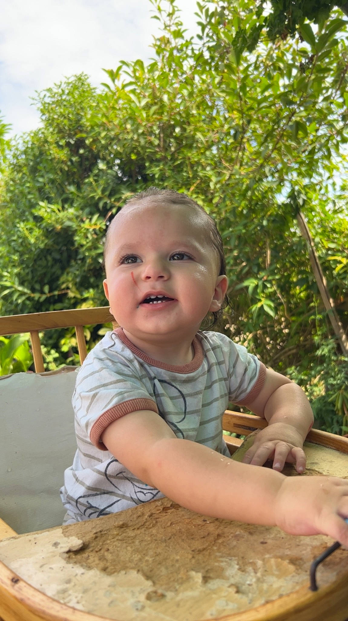 Andy a rejoint le concours — aidez-le/la à gagner de superbes lots ! baby, baby_toddler_clothing, child, finger, fun, grass, happy, leaf, leisure, person, plant, recreation, sitting, skin, smile, soil, t_shirt, thumb, toddler, tree