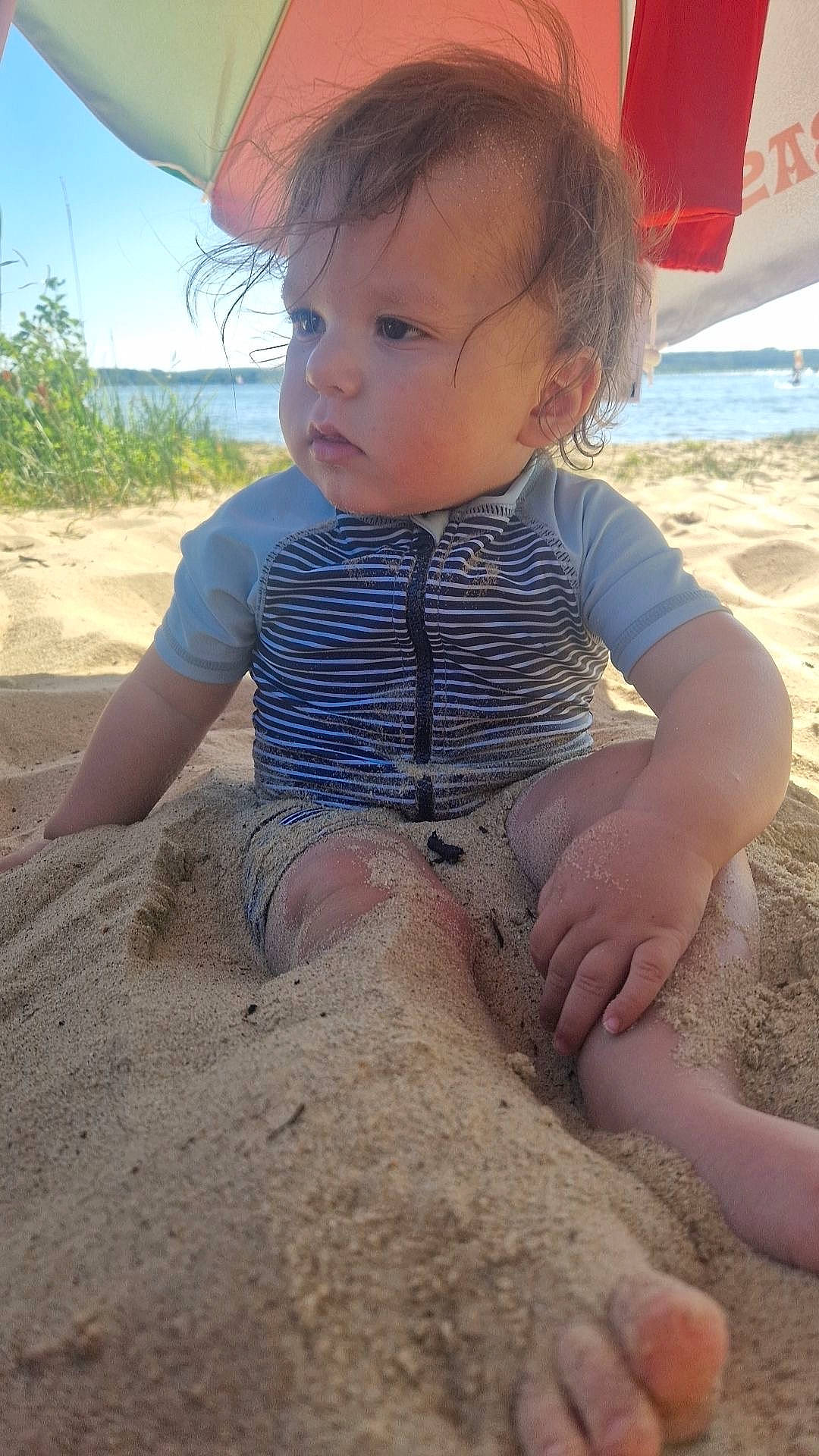 Andy a rejoint le concours — aidez-le/la à gagner de superbes lots ! baby_toddler_clothing, barefoot, beach, beauty, child, finger, foot, fun, happy, leg, leisure, light, people_in_nature, people_on_beach, person, photograph, plant, skin, sky, summer