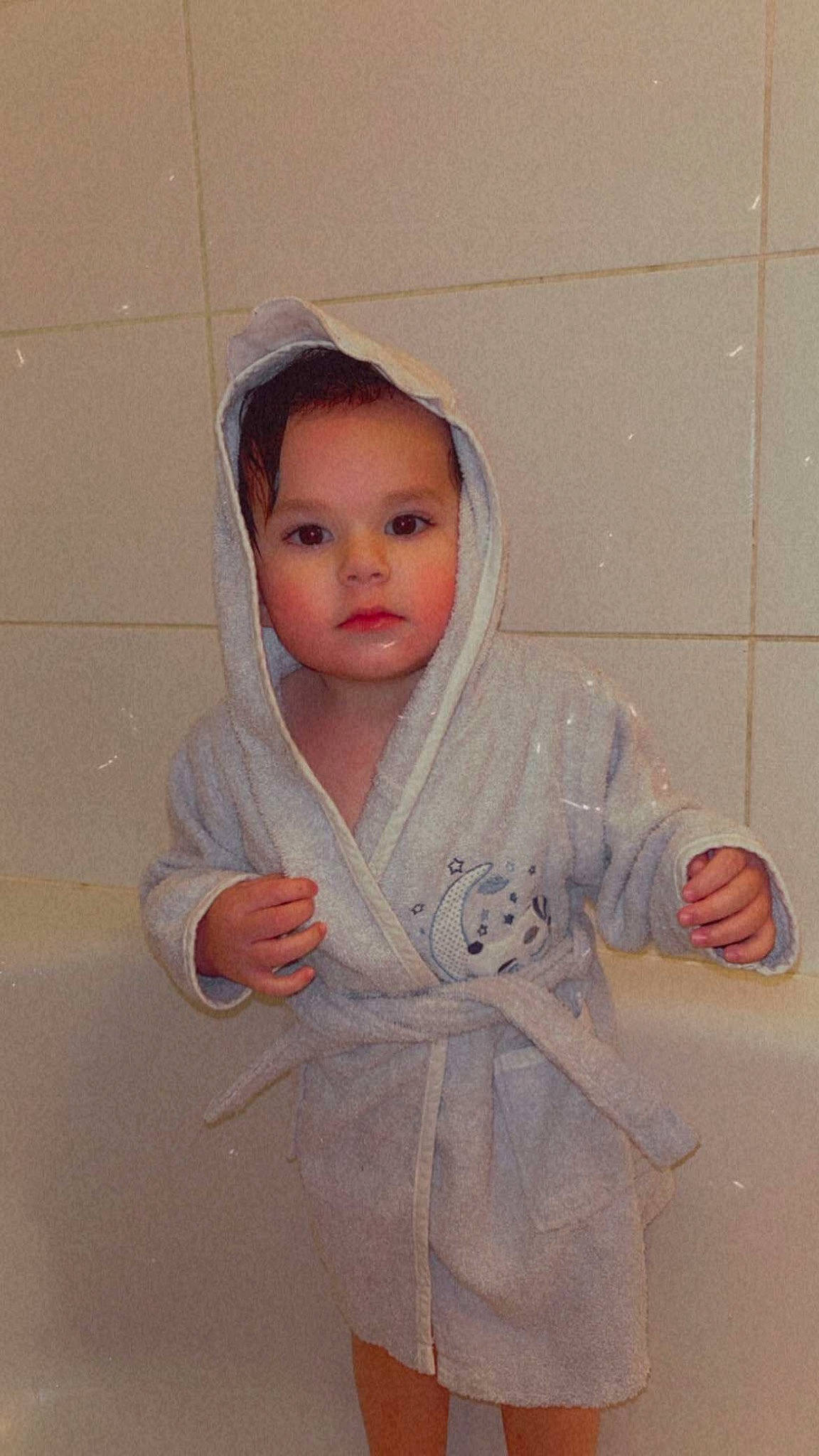 Andy participe au concours pour gagner de l'argent avec cette photo : baby, baby_toddler_clothing, child, flooring, gesture, hoodie, outerwear, peach, person, plaster, room, sitting, sleeve, thumb, toddler, vintage_clothing, window