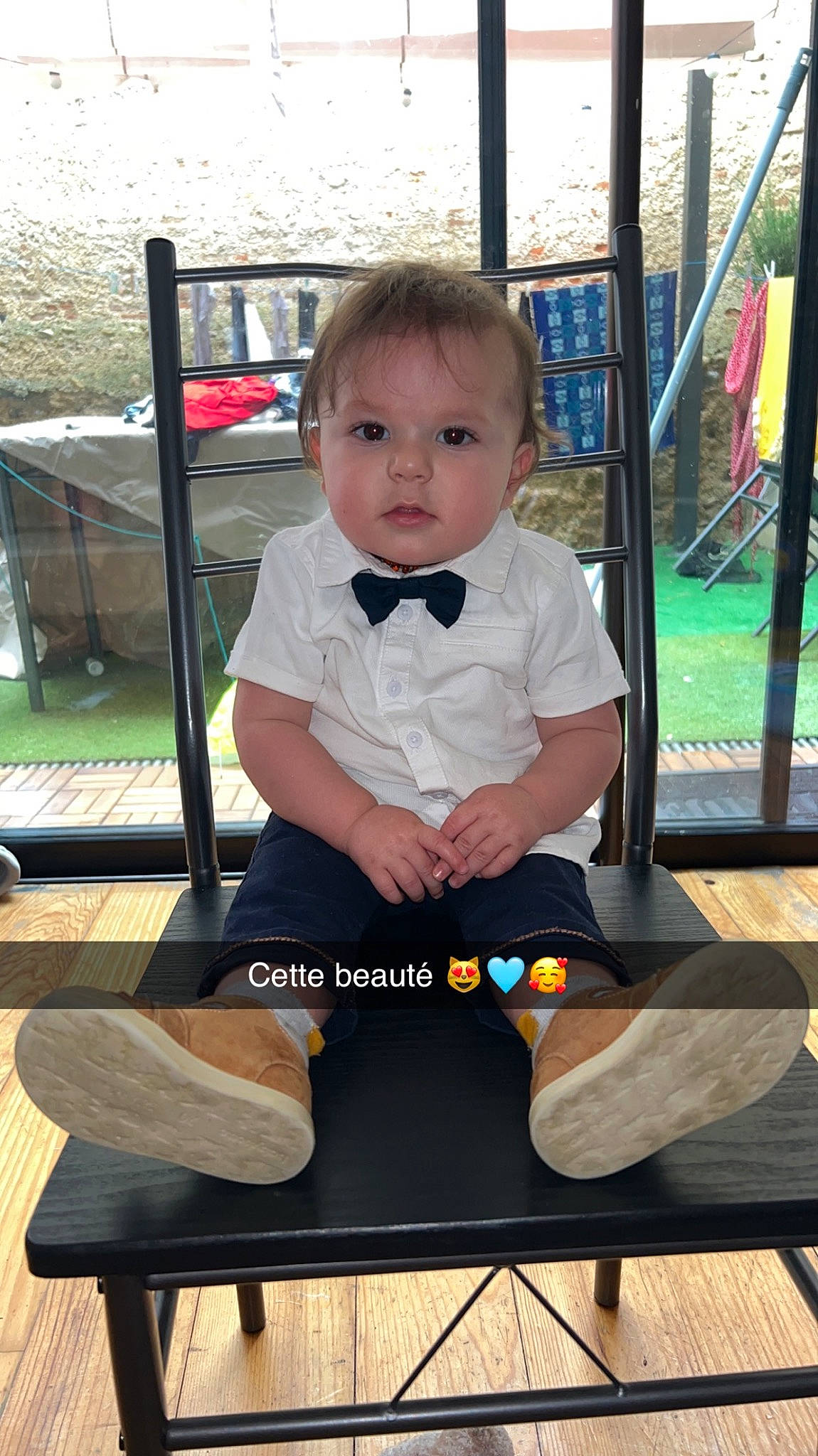 Andy participe au concours pour gagner de l'argent avec cette photo : baby, baby_products, baby_toddler_clothing, chair, child, city, fun, grass, leisure, outdoor_furniture, person, play, product, recreation, shoe, sitting, sock, t_shirt, toddler, vacation