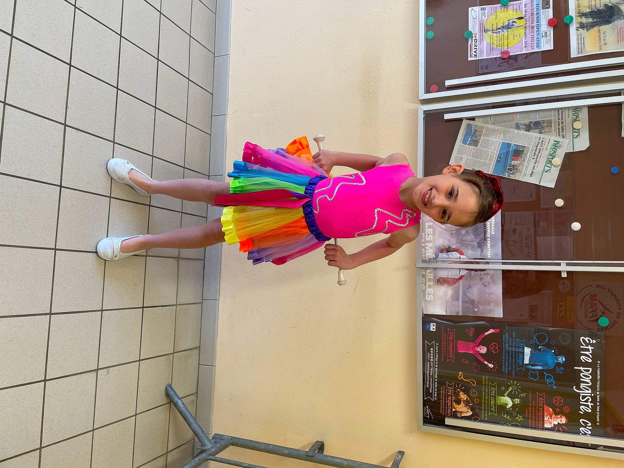 Romy participe au concours pour gagner de l'argent avec cette photo : advertising, balance, building, child, display_device, entertainment, fun, house, human_leg, joy, leisure, magenta, party_supply, performing_arts, person, room, thigh, toddler, toy, visual_arts