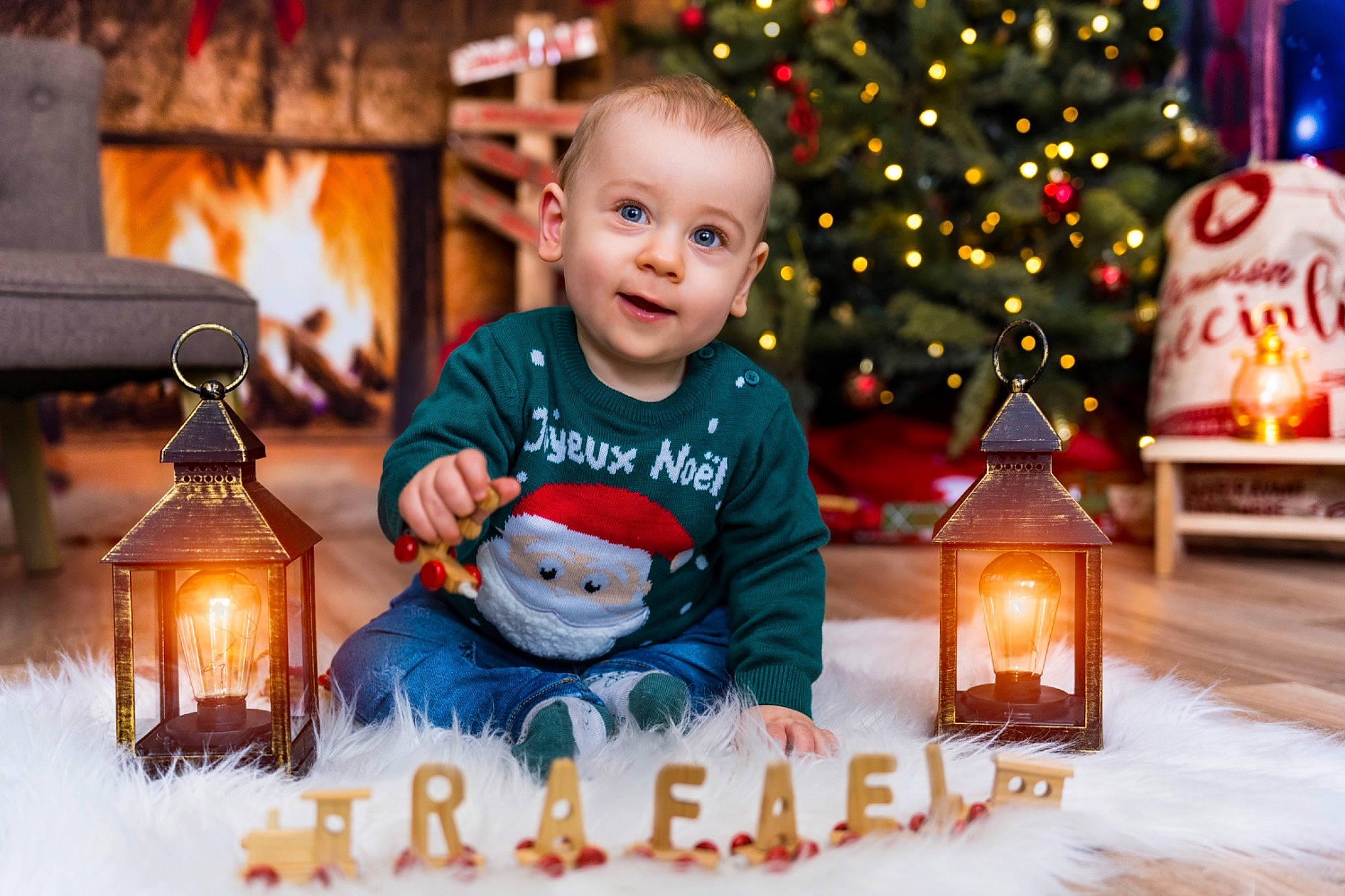 Rafaël participe au concours pour gagner de l'argent avec cette photo : candle, child, christmas, christmas_decoration, christmas_eve, christmas_ornament, christmas_tree, event, fun, happy, holiday, interior_design, joy, light, lighting, orange, person, sitting, smile, toddler