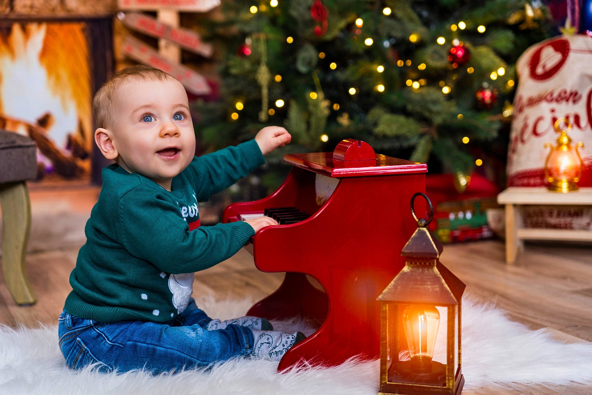 Rafaël a rejoint le concours — aidez-le/la à gagner de superbes lots ! christmas, christmas_decoration, christmas_eve, christmas_ornament, christmas_tree, event, fun, happy, holiday, leisure, light, lighting, ornament, person, photograph, red, smile, snapshot, toddler, tree