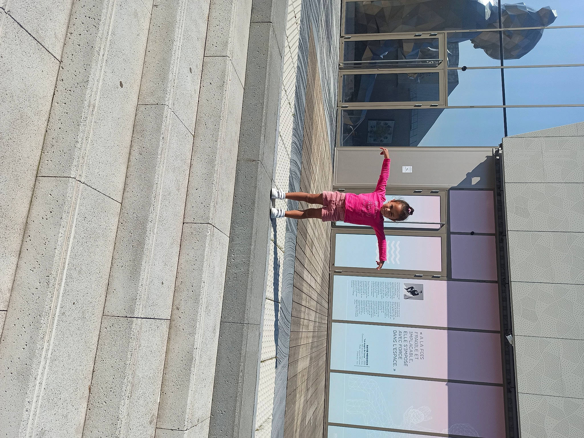 Louéna participe au concours pour gagner de l'argent avec cette photo : art, building, carmine, city, composite_material, concrete, electrical_supply, electricity, facade, joy, magenta, material_property, metal, person, public_utility, road_surface, shadow, signage, sky, urban_design