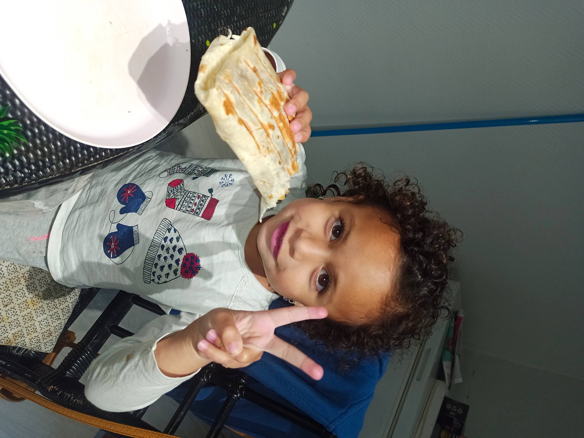 Louéna participe au concours pour gagner de l'argent avec cette photo : child, comfort_food, fast_food, food, fun, ingredient, joy, person, room, sitting, smile, toddler