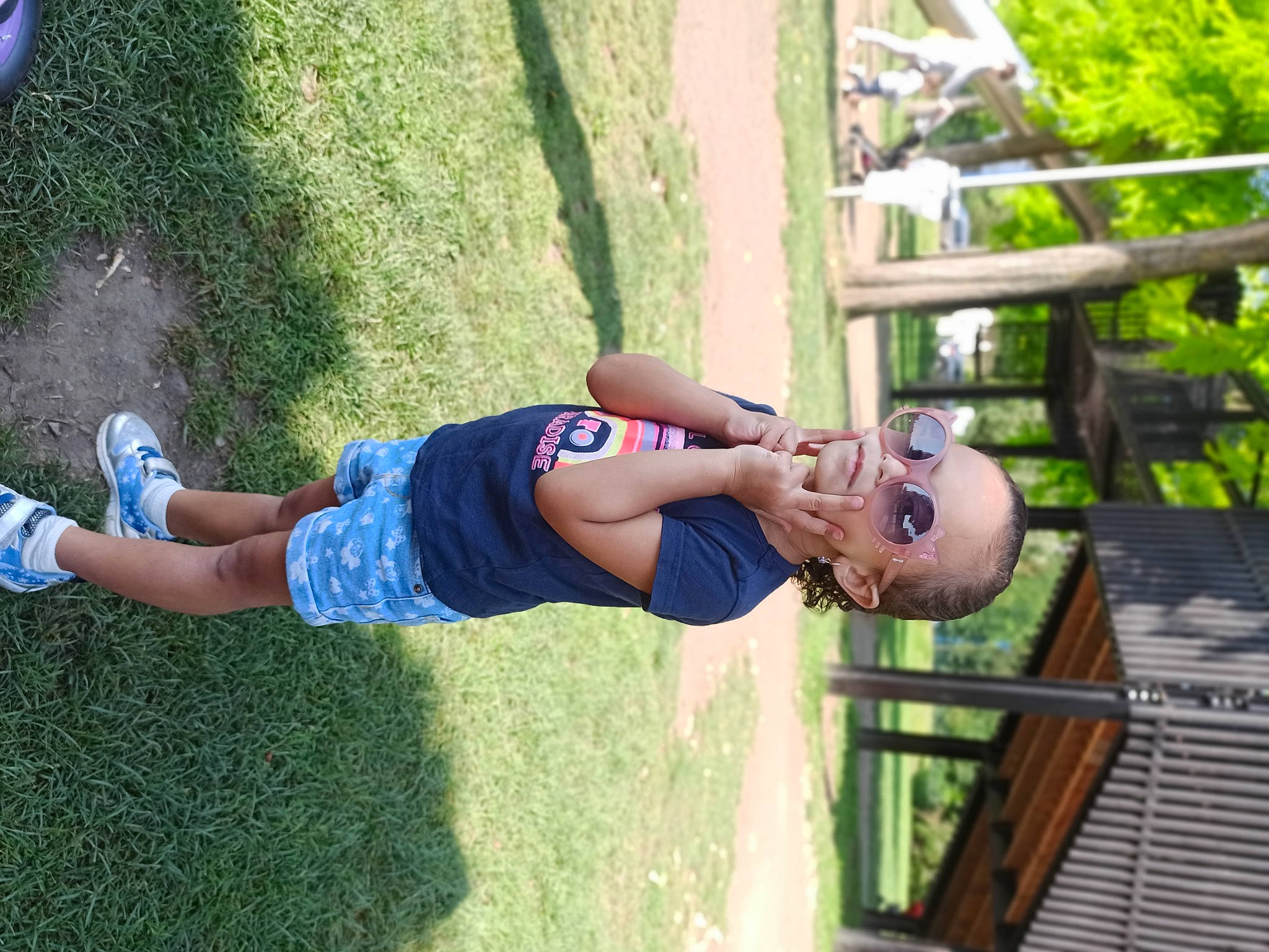 Louéna a rejoint le concours — aidez-le/la à gagner de superbes lots ! denim, elbow, electric_blue, fun, grass, happy, human_leg, joint, knee, leisure, mammal, people_in_nature, person, plant, recreation, shorts, thigh, tree, trunk, vacation