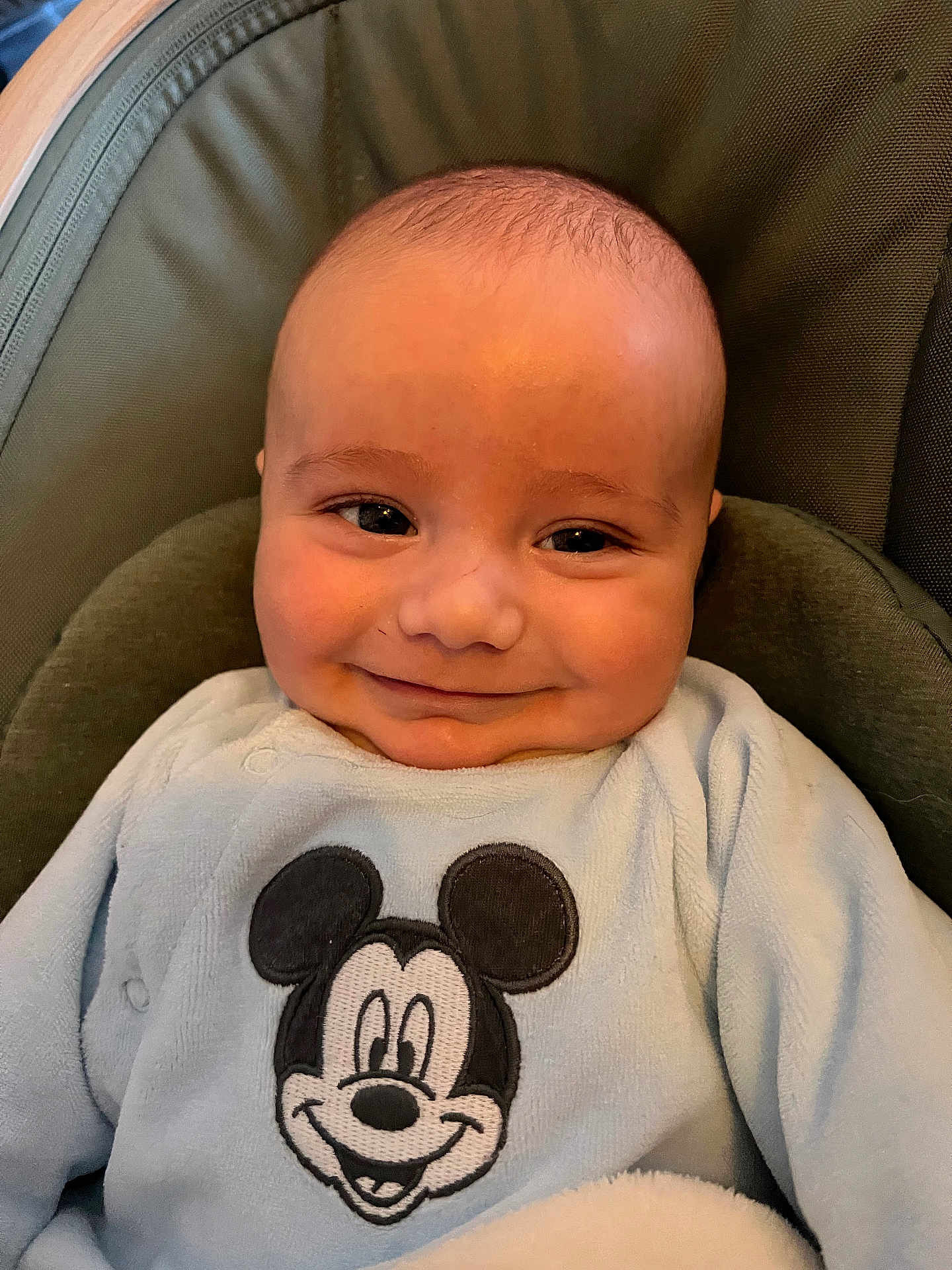 Liam a rejoint le concours — aidez-le/la à gagner de superbes lots ! baby, smiling, infant, face, mickey_mouse, clothing, cute, portrait, child, young, happy, sitting, soft, indoors, head, expression, warm, cozy, apparel, babywear