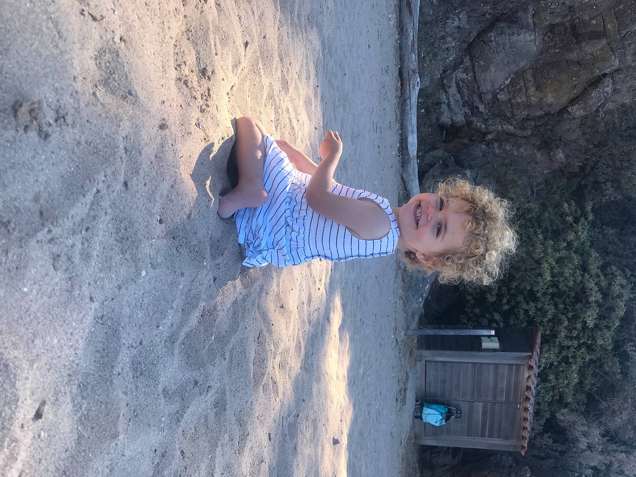 Anna a rejoint le concours — aidez-le/la à gagner de superbes lots ! adventure, azure, beach, concrete, denim, elbow, electric_blue, fun, human_leg, joy, landscape, leisure, person, plaster, recreation, rock, shadow, soil, toddler, vacation