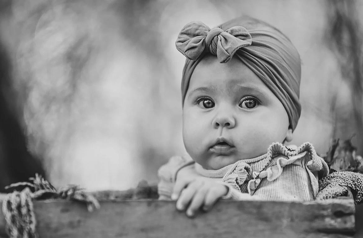 Mya a rejoint le concours — aidez-le/la à gagner de superbes lots ! baby, black_and_white, cheek, close_up, eye, facial_expression, flash_photography, grass, happy, head, headgear, iris, monochrome, monochrome_photography, people_in_nature, person, skin, smile, style, toddler