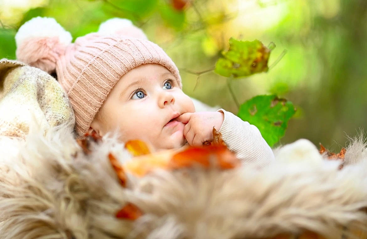 Mya participe au concours pour gagner de l'argent avec cette photo : baby, baby_toddler_clothing, beanie, cap, child, fur, grass, happy, hat, headgear, headwear, knit_cap, peach, people_in_nature, person, plant, portrait_photography, skin, sweetness, toddler