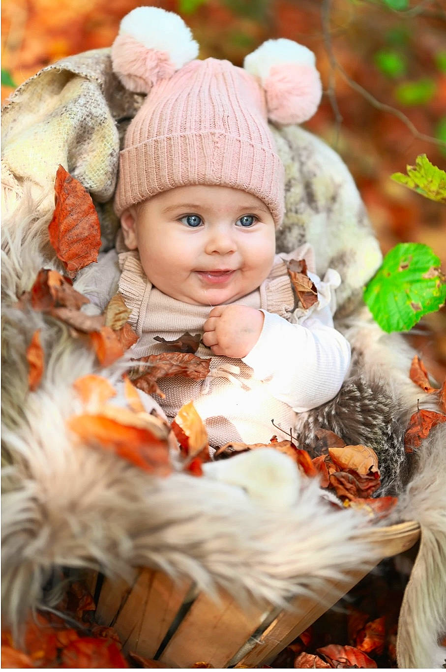 Mya a rejoint le concours — aidez-le/la à gagner de superbes lots ! baby, baby_toddler_clothing, cap, child, fashion_accessory, fawn, fur, grass, happy, headwear, knit_cap, orange, pattern, peach, people_in_nature, person, pink, sitting, smile, toddler