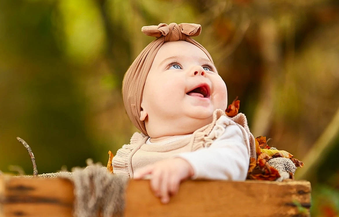 Mya participe au concours pour gagner de l'argent avec cette photo : baby, baby_toddler_clothing, child, eye, flash_photography, fun, grass, happy, laugh, people_in_nature, person, playing_with_kids, portrait, portrait_photography, sitting, smile, toddler, toy, tradition, tree