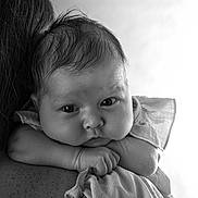 Joy participe au concours pour gagner de l'argent avec cette photo : baby, child, portrait, black_and_white, close_up, face, expression, skin, hair, person, shoulder, hand, infant, newborn, cute, soft_lighting, monochrome, resting, clothing, human