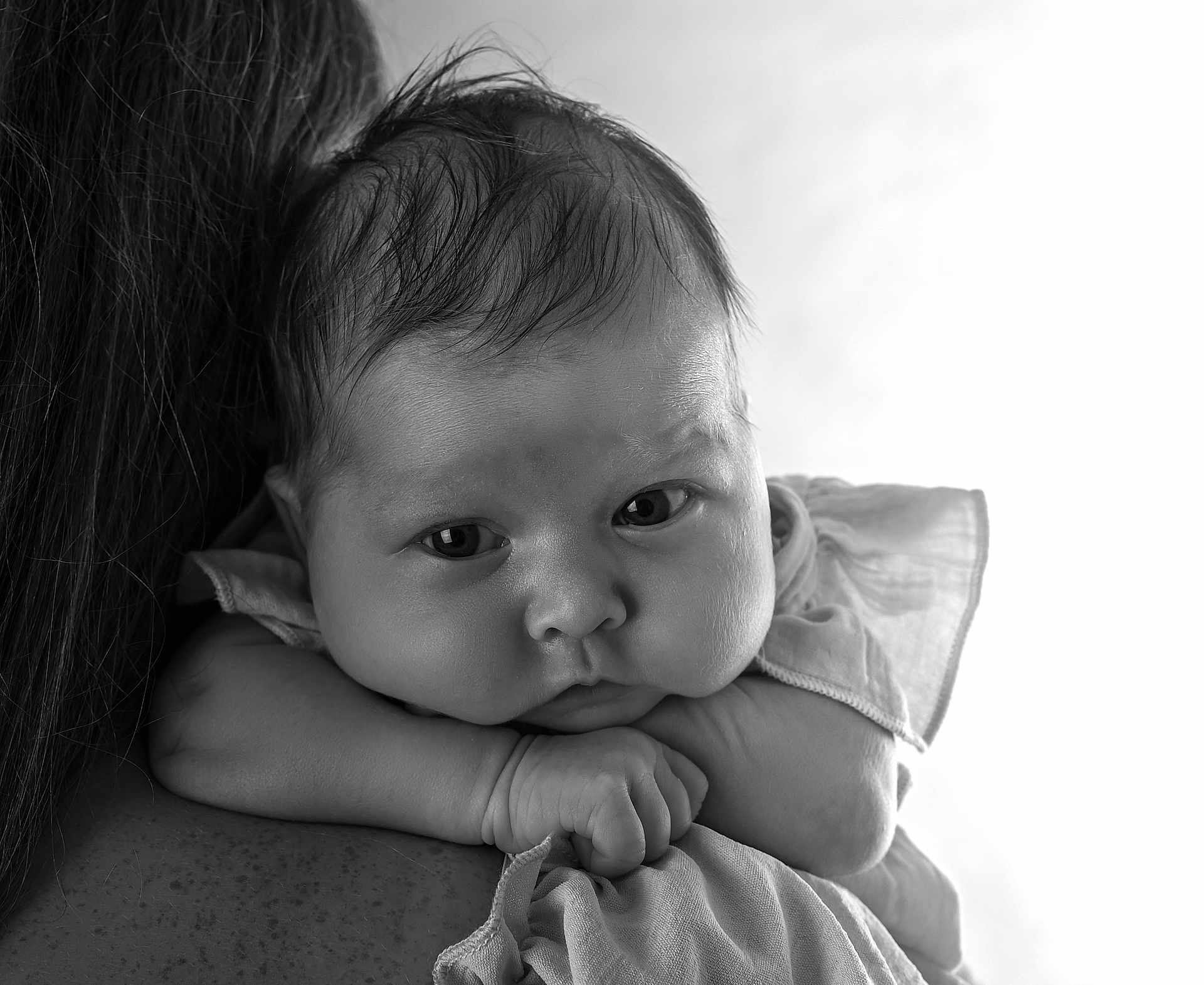Joy participe au concours pour gagner de l'argent avec cette photo : baby, child, portrait, black_and_white, close_up, face, expression, skin, hair, person, shoulder, hand, infant, newborn, cute, soft_lighting, monochrome, resting, clothing, human